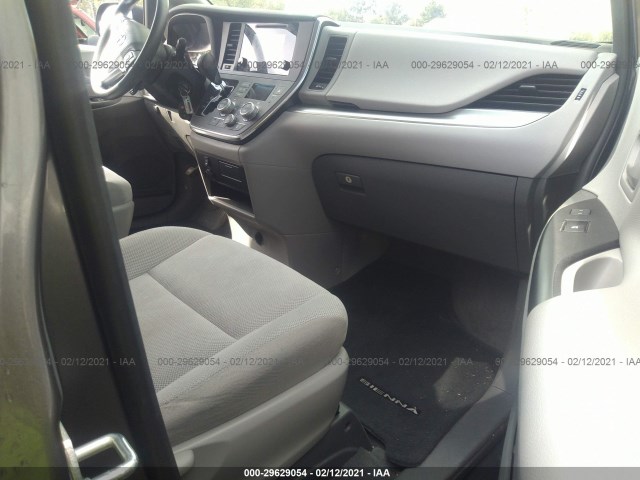 Photo 4 VIN: 5TDZZ3DC6HS861744 - TOYOTA SIENNA 