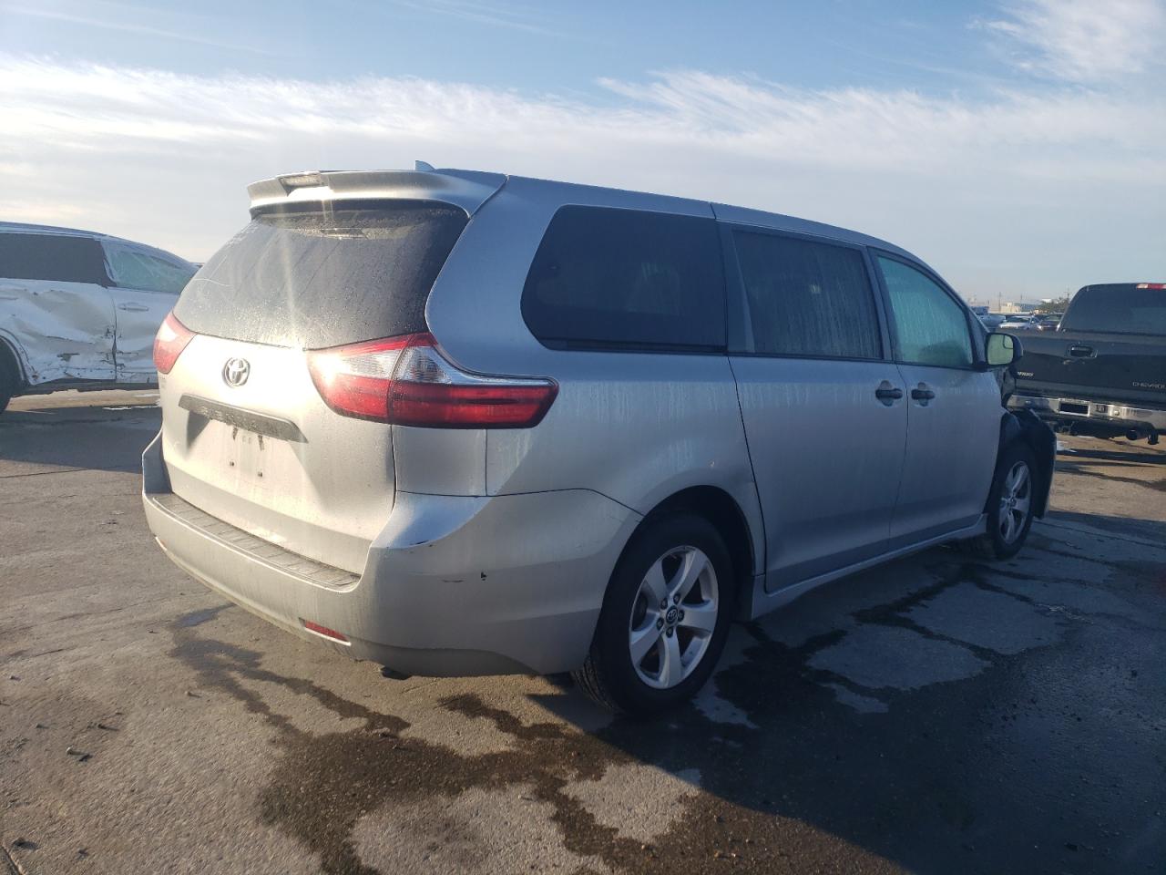 Photo 2 VIN: 5TDZZ3DC6KS001642 - TOYOTA SIENNA 