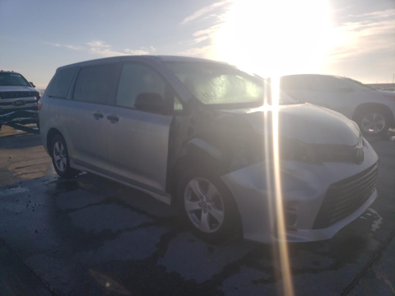 Photo 3 VIN: 5TDZZ3DC6KS001642 - TOYOTA SIENNA 