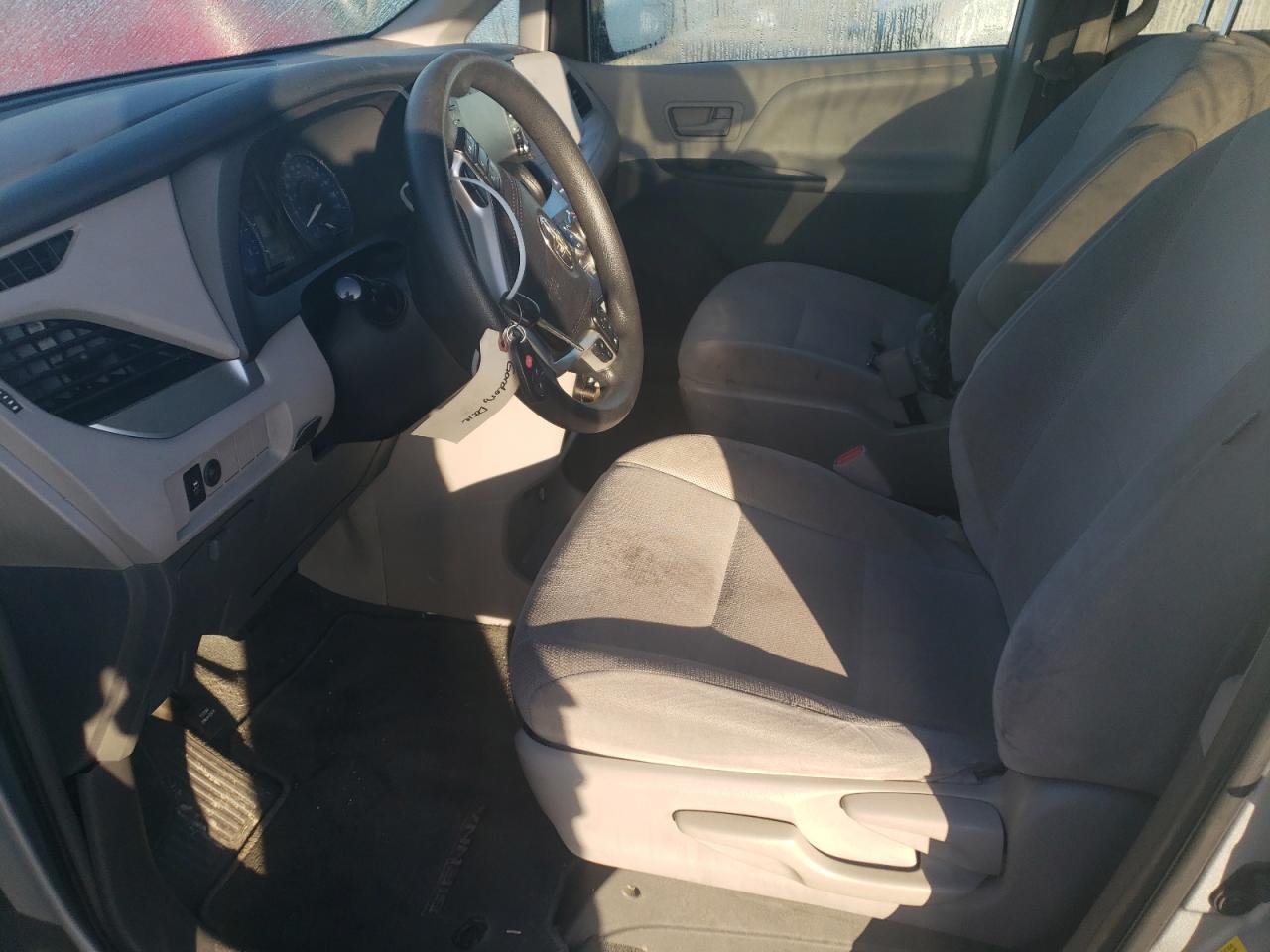 Photo 6 VIN: 5TDZZ3DC6KS001642 - TOYOTA SIENNA 