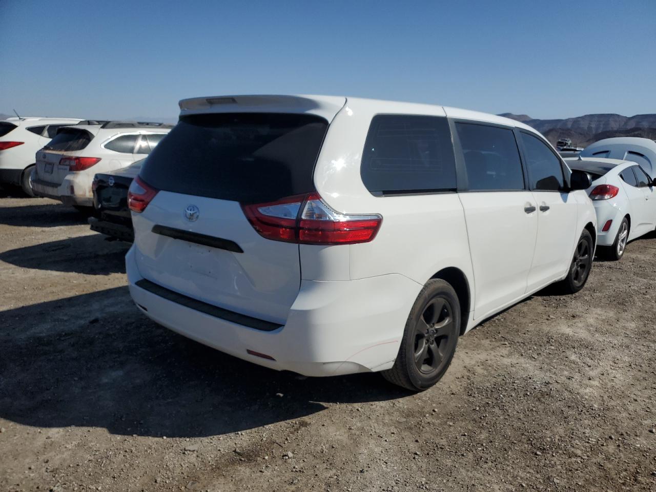 Photo 2 VIN: 5TDZZ3DC7HS766917 - TOYOTA SIENNA 