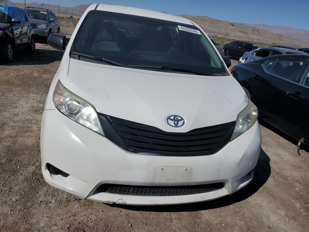 Photo 4 VIN: 5TDZZ3DC7HS766917 - TOYOTA SIENNA 