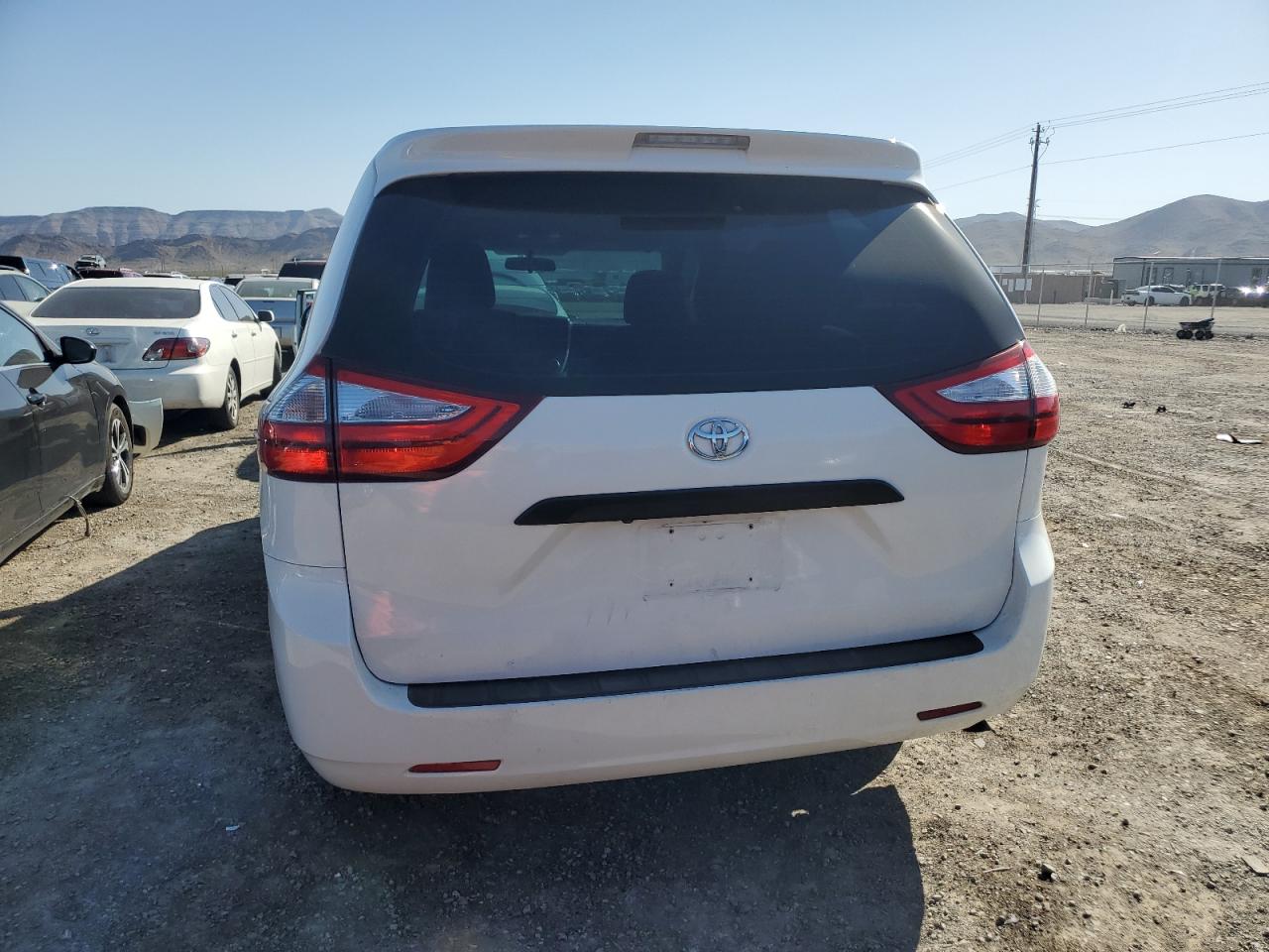 Photo 5 VIN: 5TDZZ3DC7HS766917 - TOYOTA SIENNA 