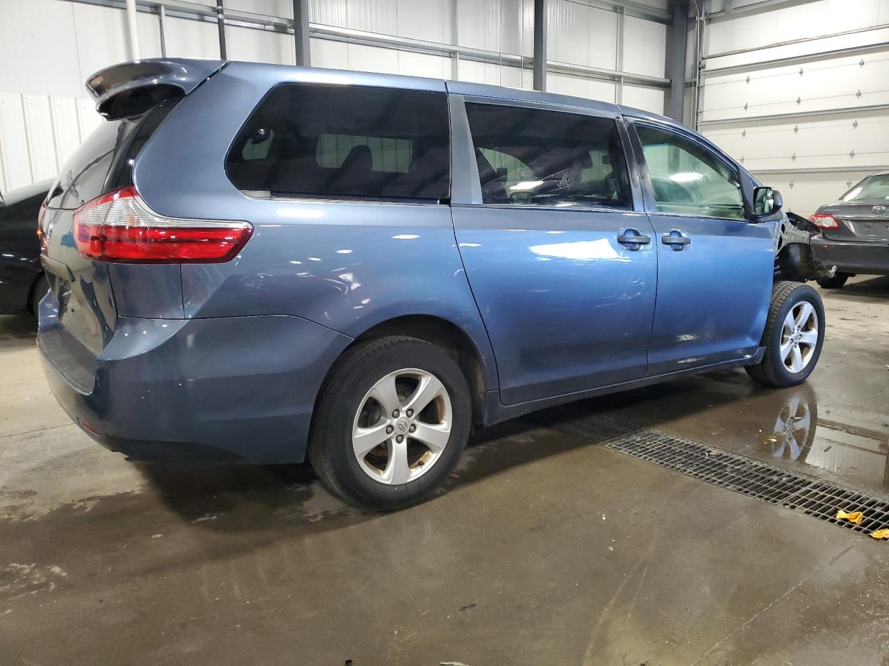 Photo 2 VIN: 5TDZZ3DC8HS815431 - TOYOTA SIENNA 