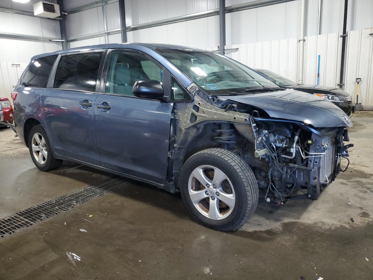 Photo 3 VIN: 5TDZZ3DC8HS815431 - TOYOTA SIENNA 