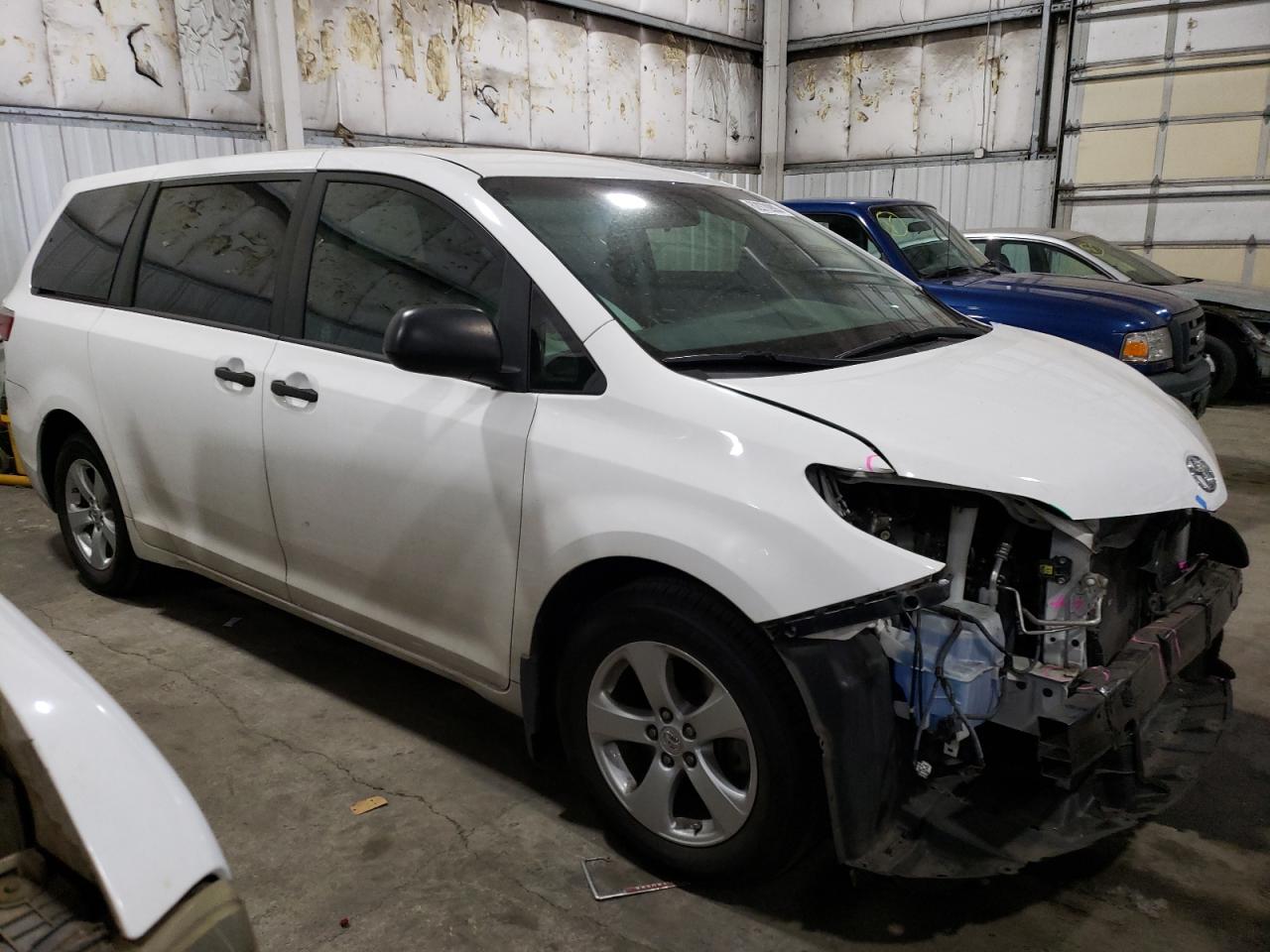 Photo 3 VIN: 5TDZZ3DC8HS885754 - TOYOTA SIENNA 