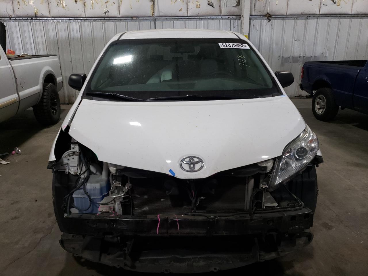 Photo 4 VIN: 5TDZZ3DC8HS885754 - TOYOTA SIENNA 