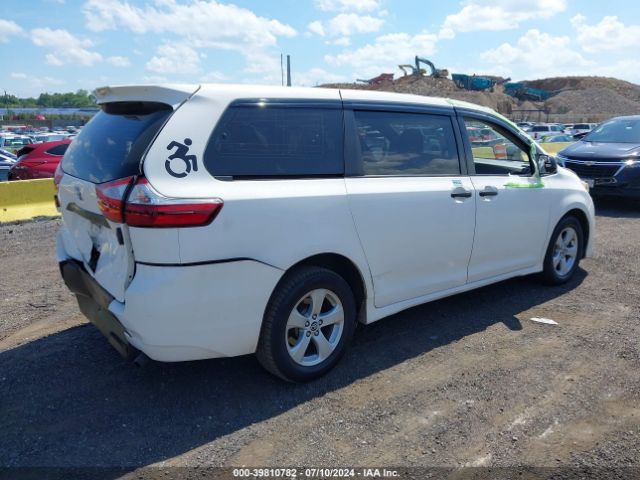 Photo 3 VIN: 5TDZZ3DC8JS960300 - TOYOTA SIENNA 