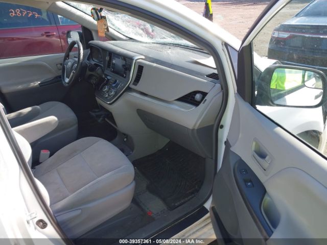 Photo 4 VIN: 5TDZZ3DC8KS974165 - TOYOTA SIENNA 