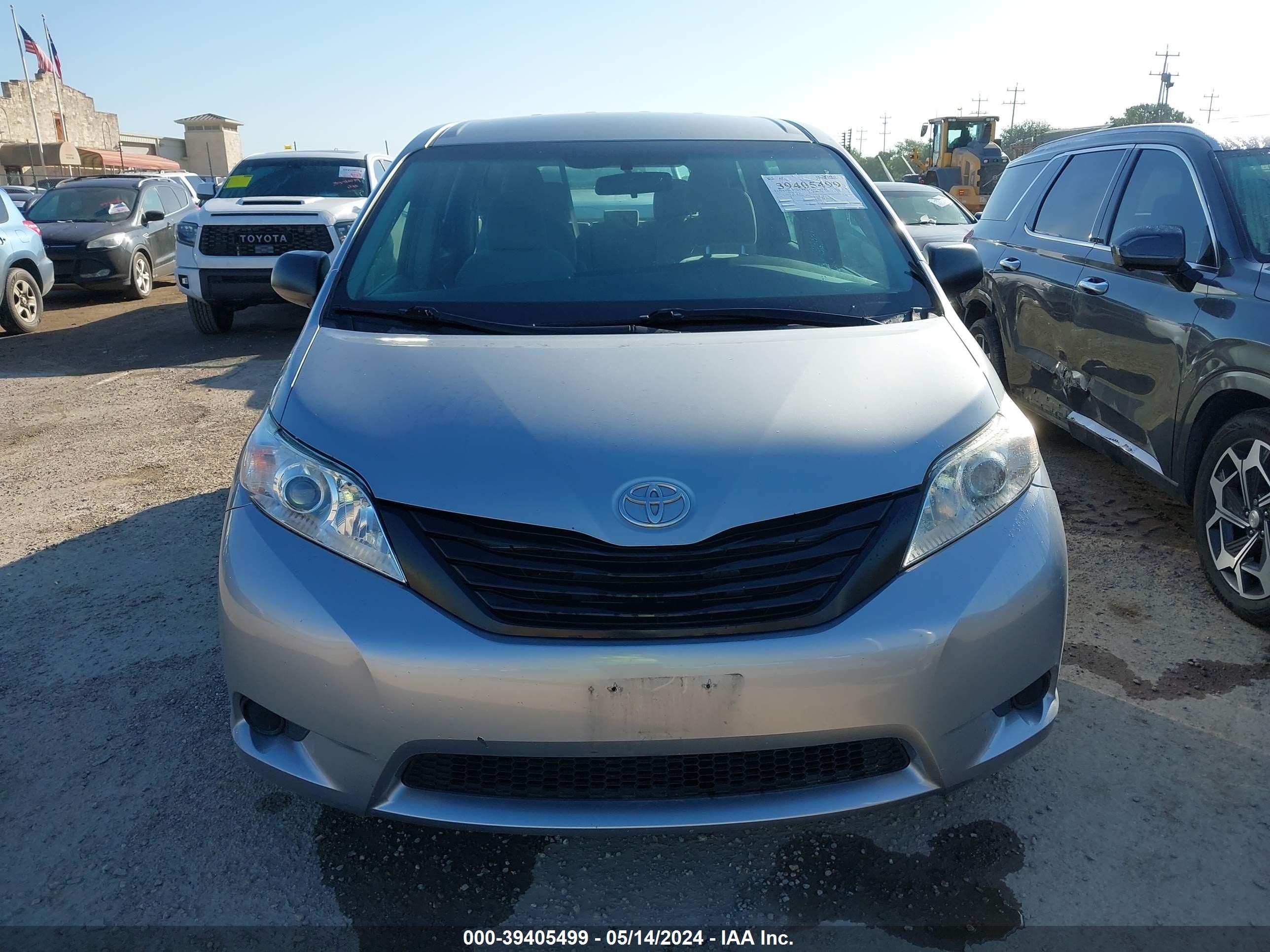 Photo 11 VIN: 5TDZZ3DC9HS821027 - TOYOTA SIENNA 