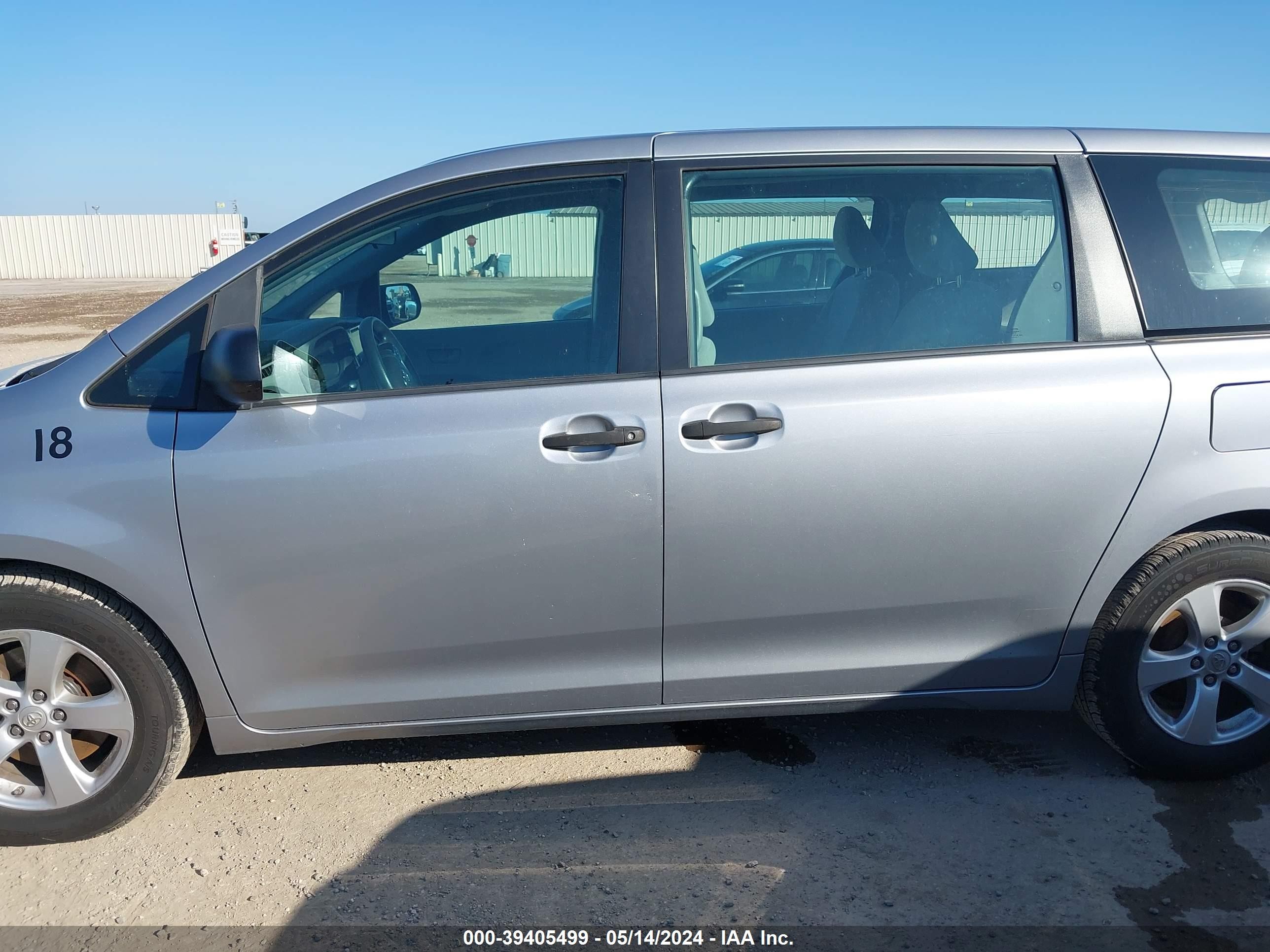 Photo 13 VIN: 5TDZZ3DC9HS821027 - TOYOTA SIENNA 