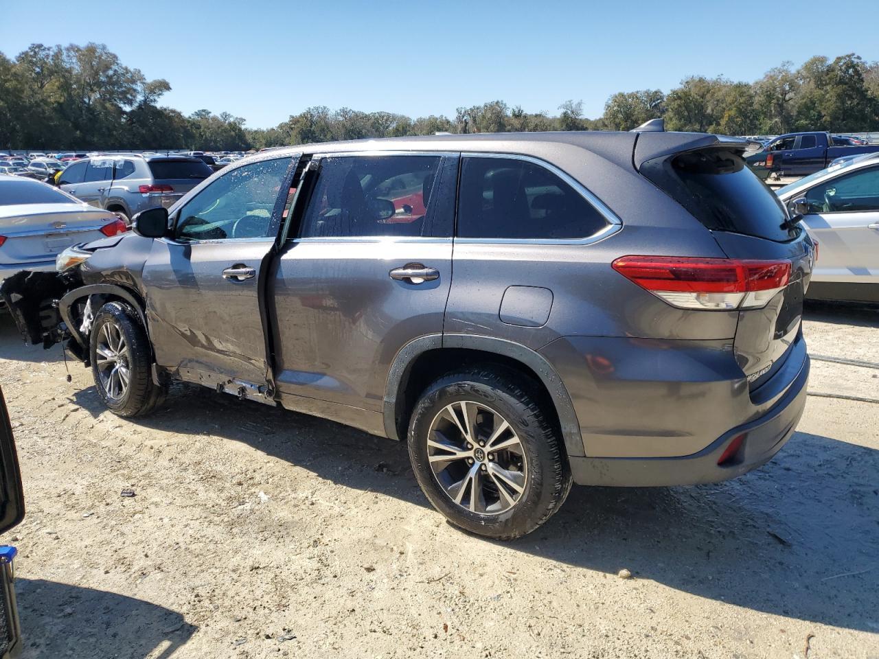 Photo 2 VIN: 5TDZZRFH3HS208946 - TOYOTA HIGHLANDER 