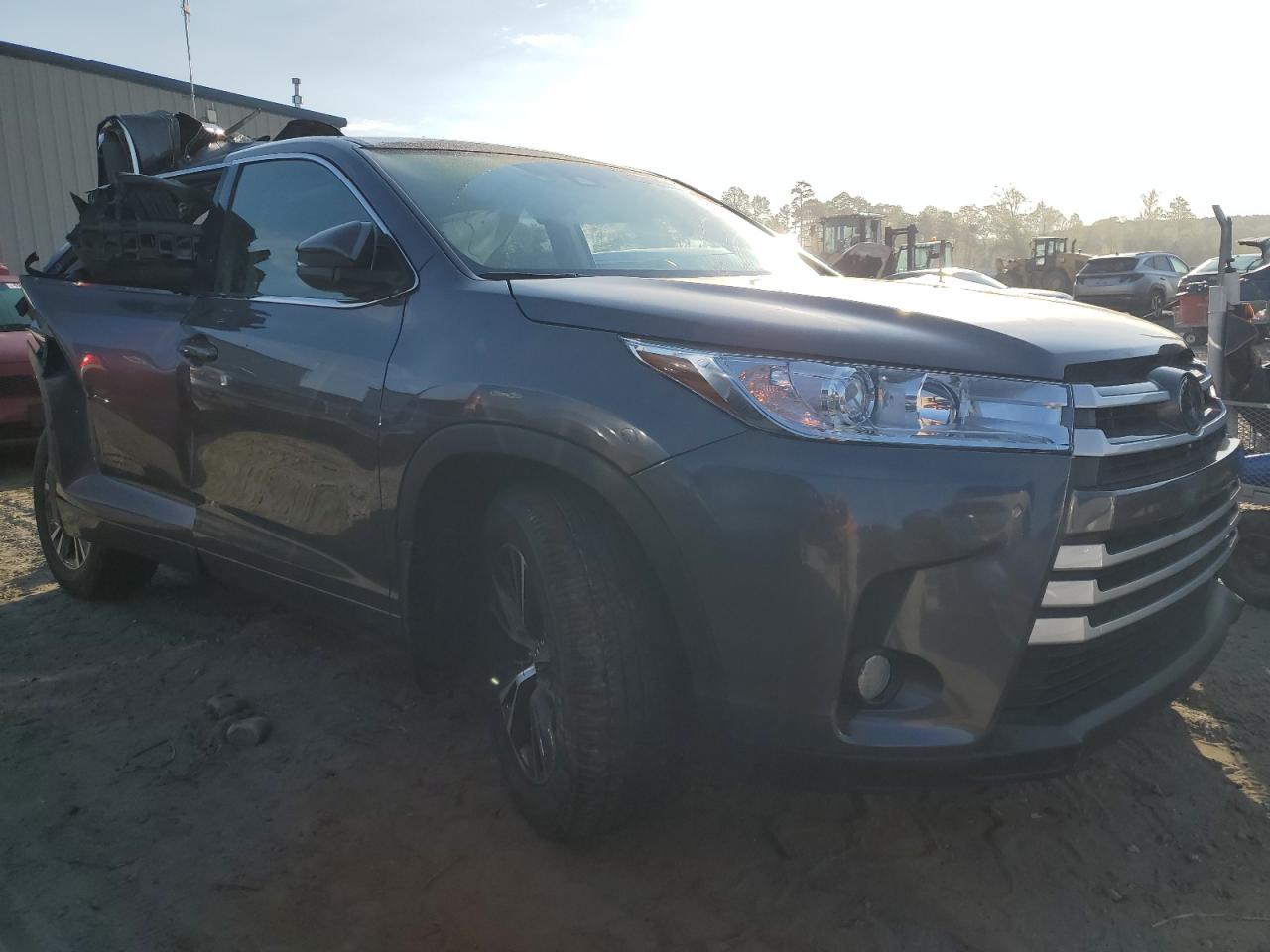 Photo 3 VIN: 5TDZZRFH7JS258819 - TOYOTA HIGHLANDER 