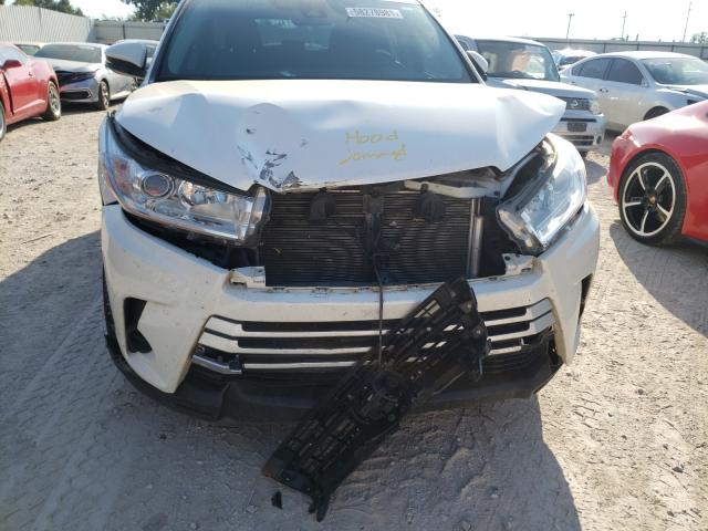 Photo 8 VIN: 5TDZZRFH8JS255962 - TOYOTA HIGHLANDER 