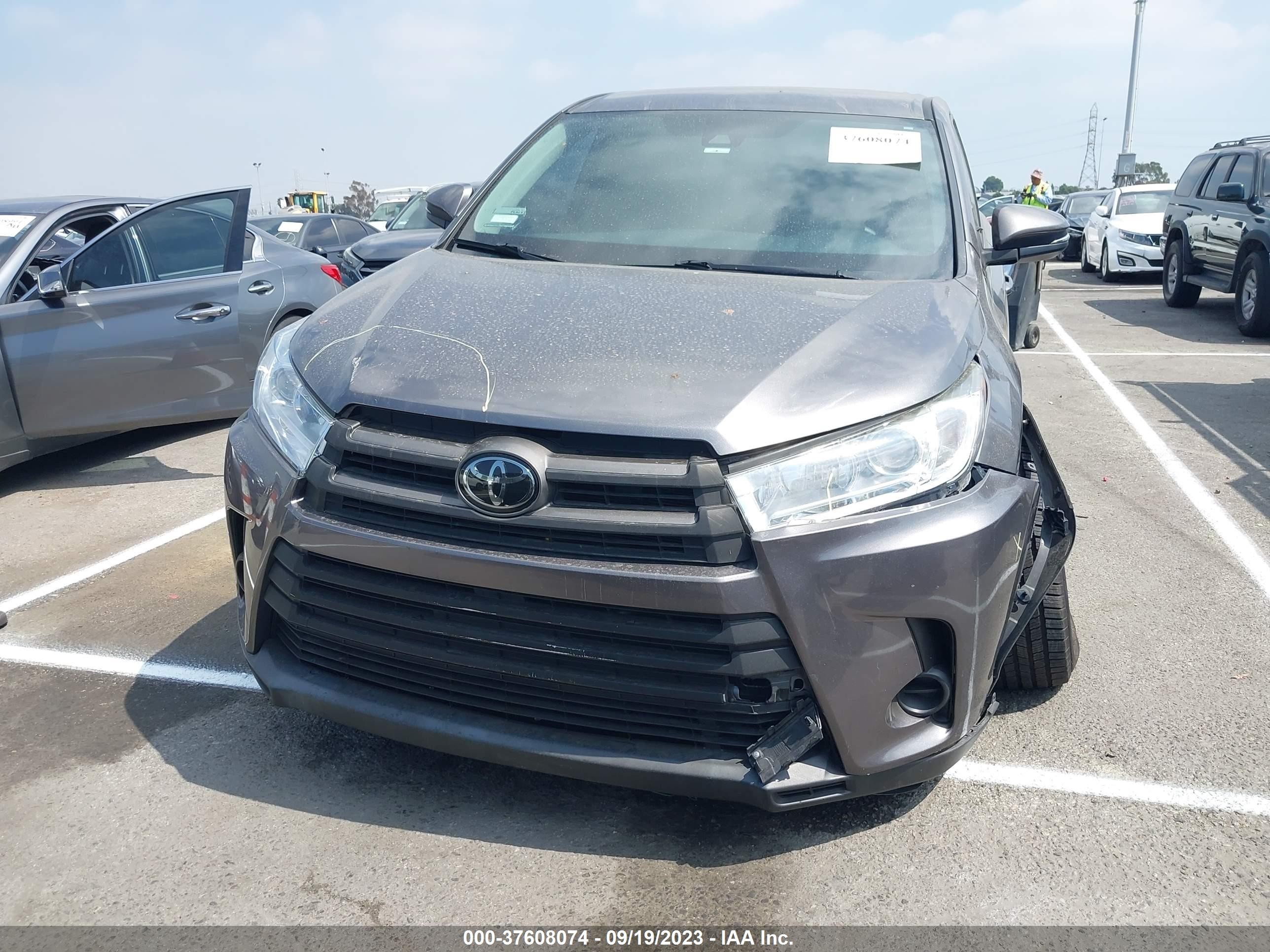 Photo 10 VIN: 5TDZZRFH9JS267859 - TOYOTA HIGHLANDER 