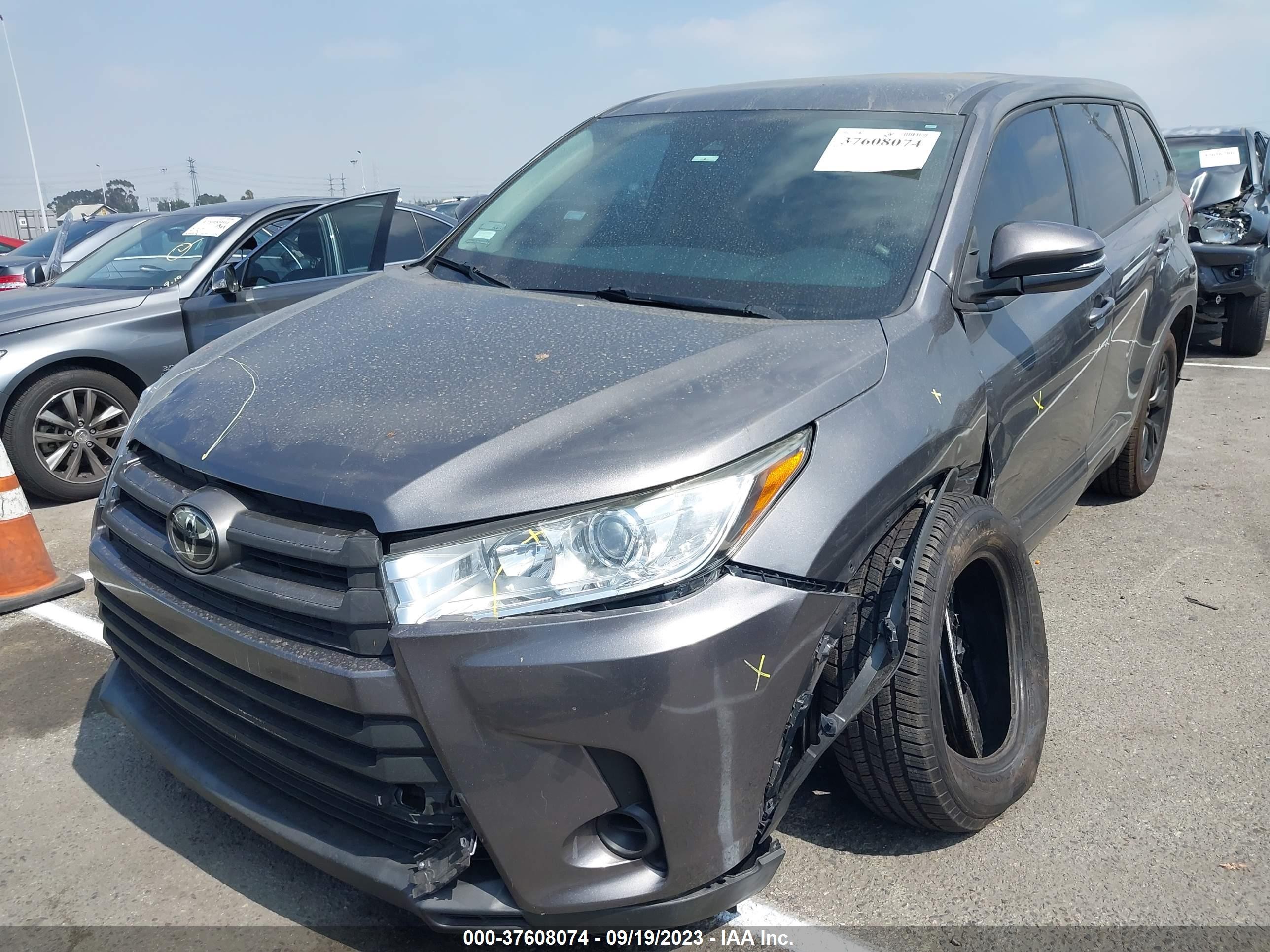 Photo 12 VIN: 5TDZZRFH9JS267859 - TOYOTA HIGHLANDER 