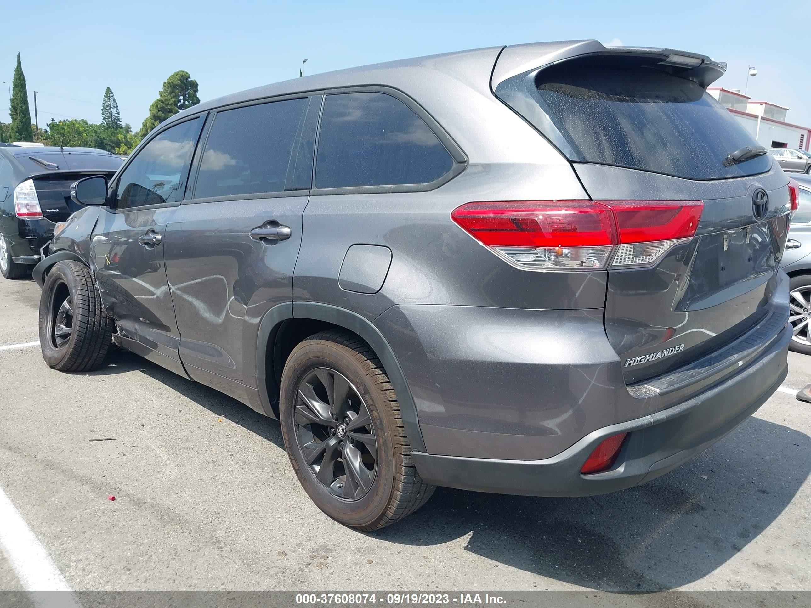 Photo 2 VIN: 5TDZZRFH9JS267859 - TOYOTA HIGHLANDER 