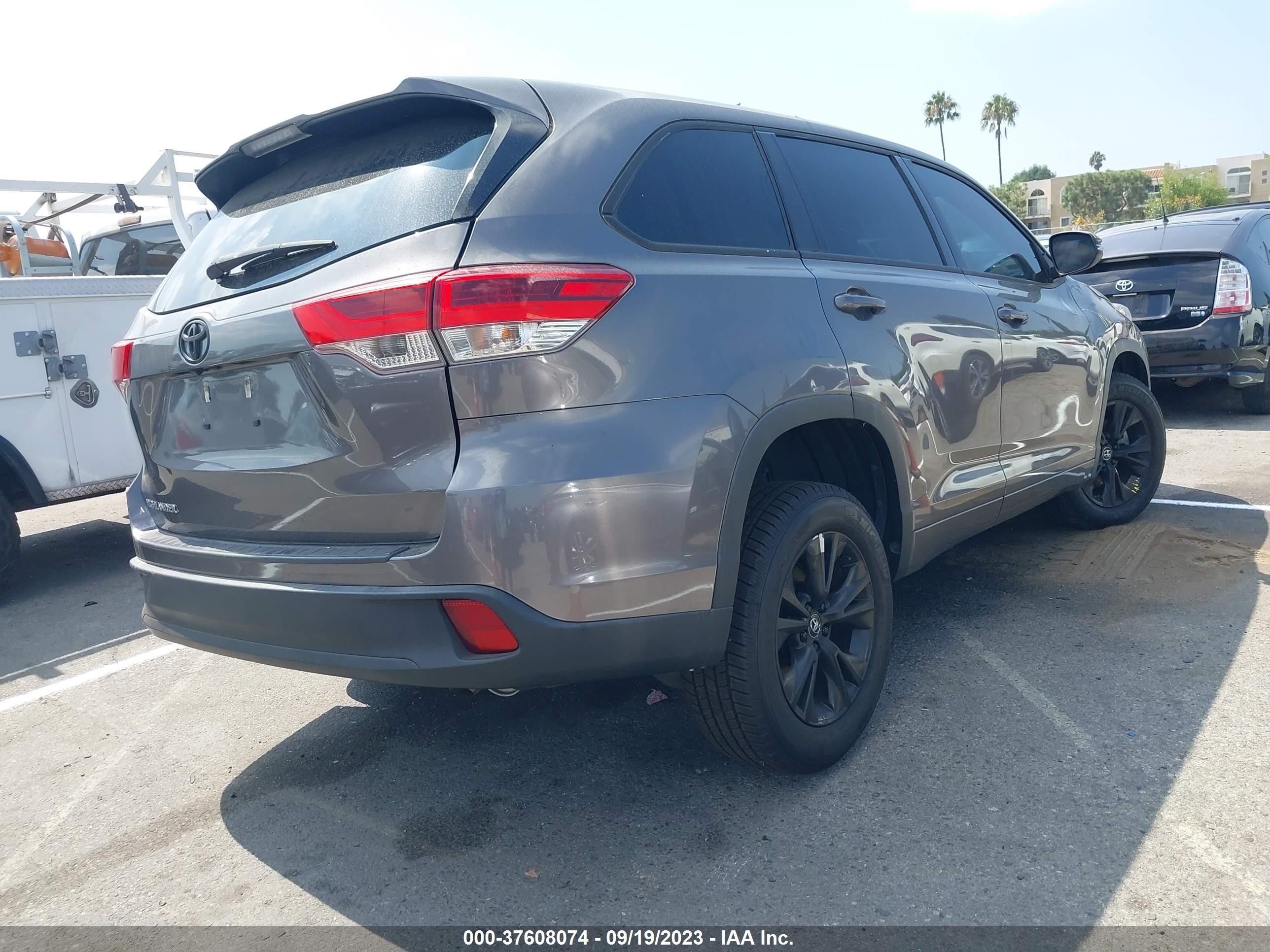 Photo 3 VIN: 5TDZZRFH9JS267859 - TOYOTA HIGHLANDER 