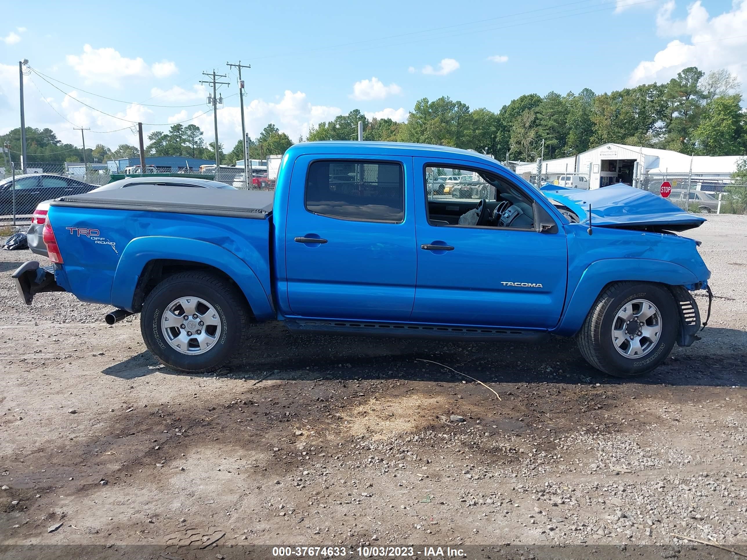 Photo 11 VIN: 5TELU42NX6Z255815 - TOYOTA TACOMA 