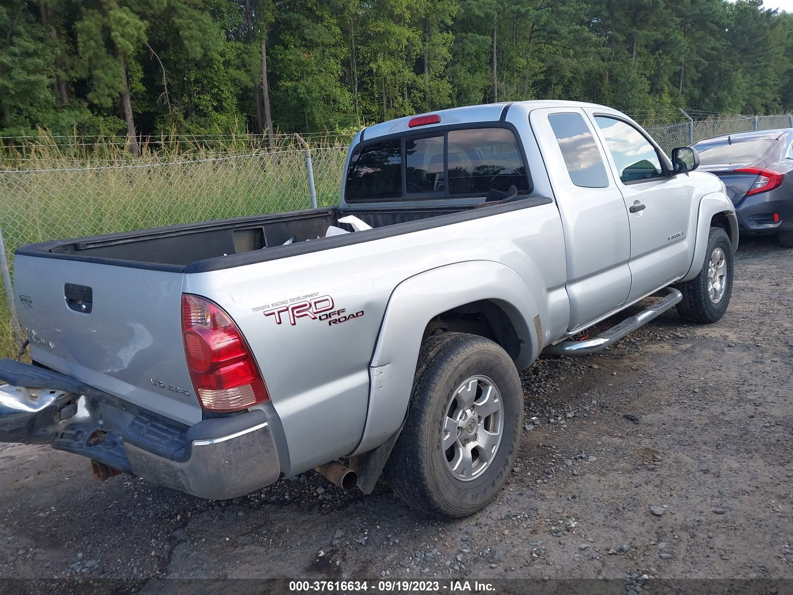 Photo 3 VIN: 5TEUU42N15Z074671 - TOYOTA TACOMA 