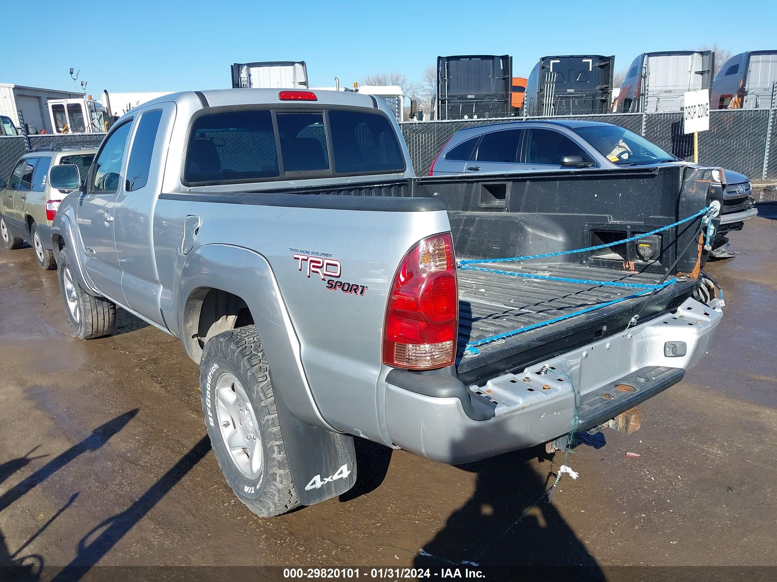 Photo 2 VIN: 5TEUU42N27Z324048 - TOYOTA TACOMA 