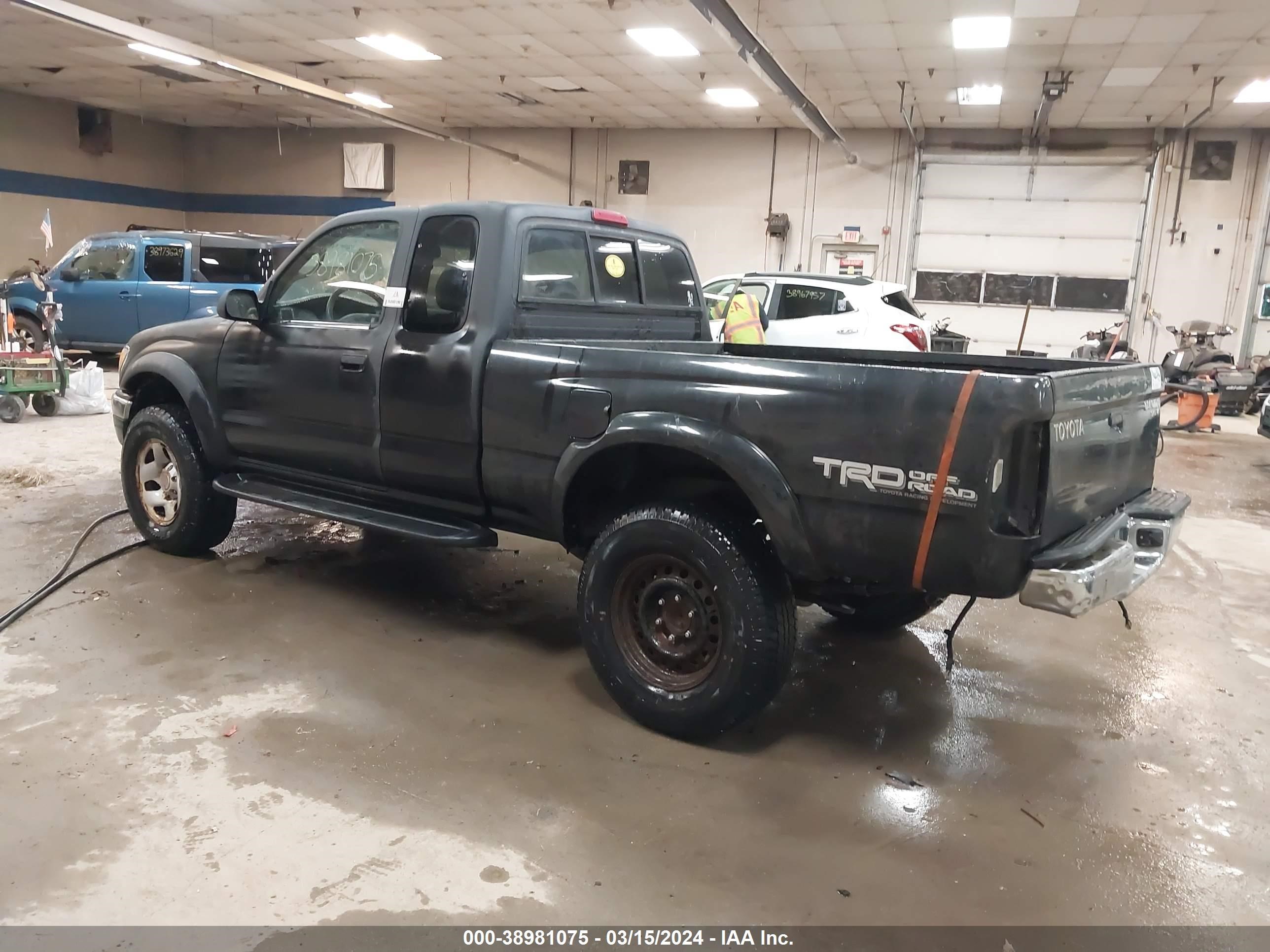 Photo 2 VIN: 5TEWM72NX2Z095380 - TOYOTA TACOMA 