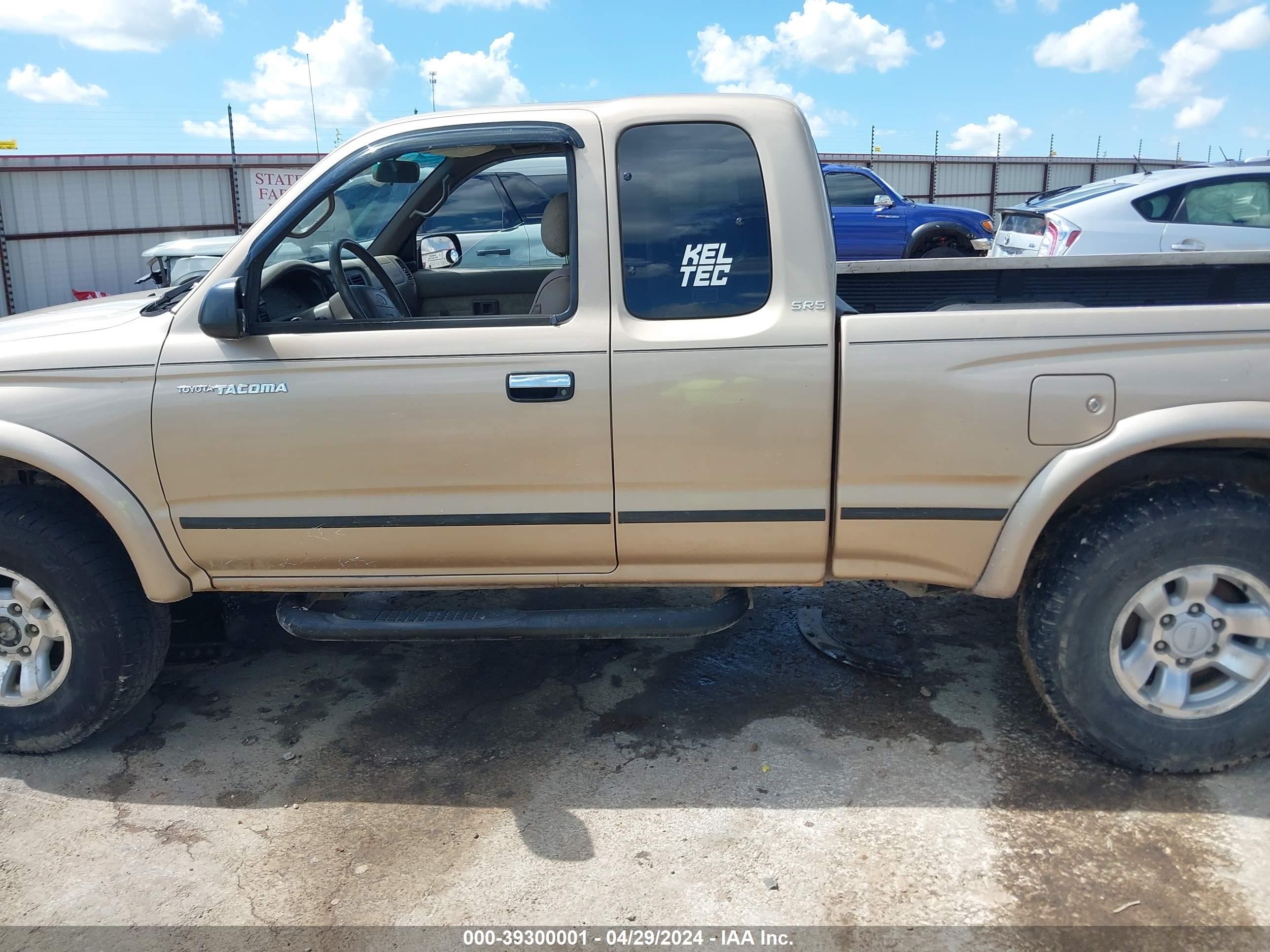 Photo 13 VIN: 5TEWN72N4YZ705487 - TOYOTA TACOMA 