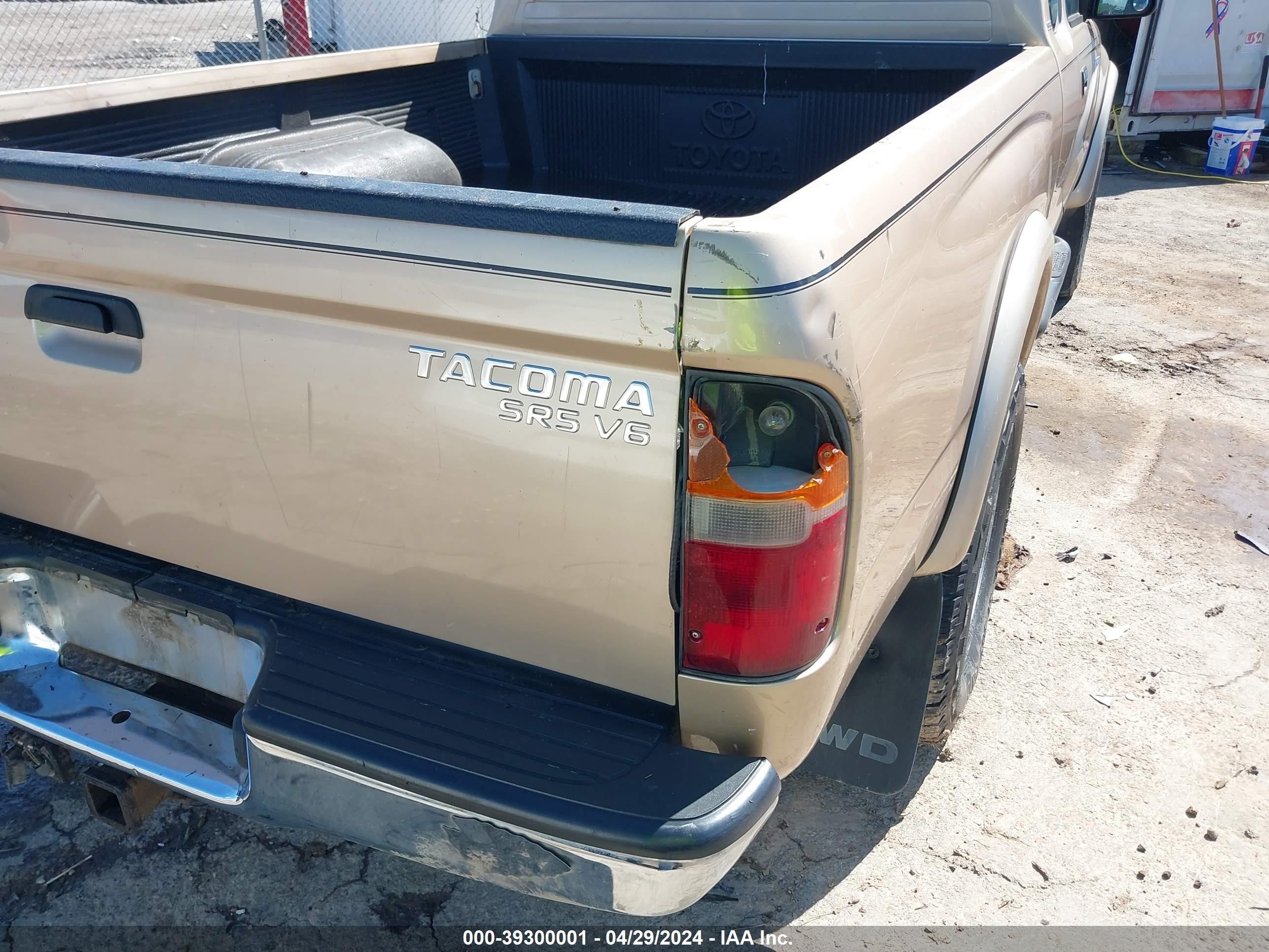 Photo 5 VIN: 5TEWN72N4YZ705487 - TOYOTA TACOMA 