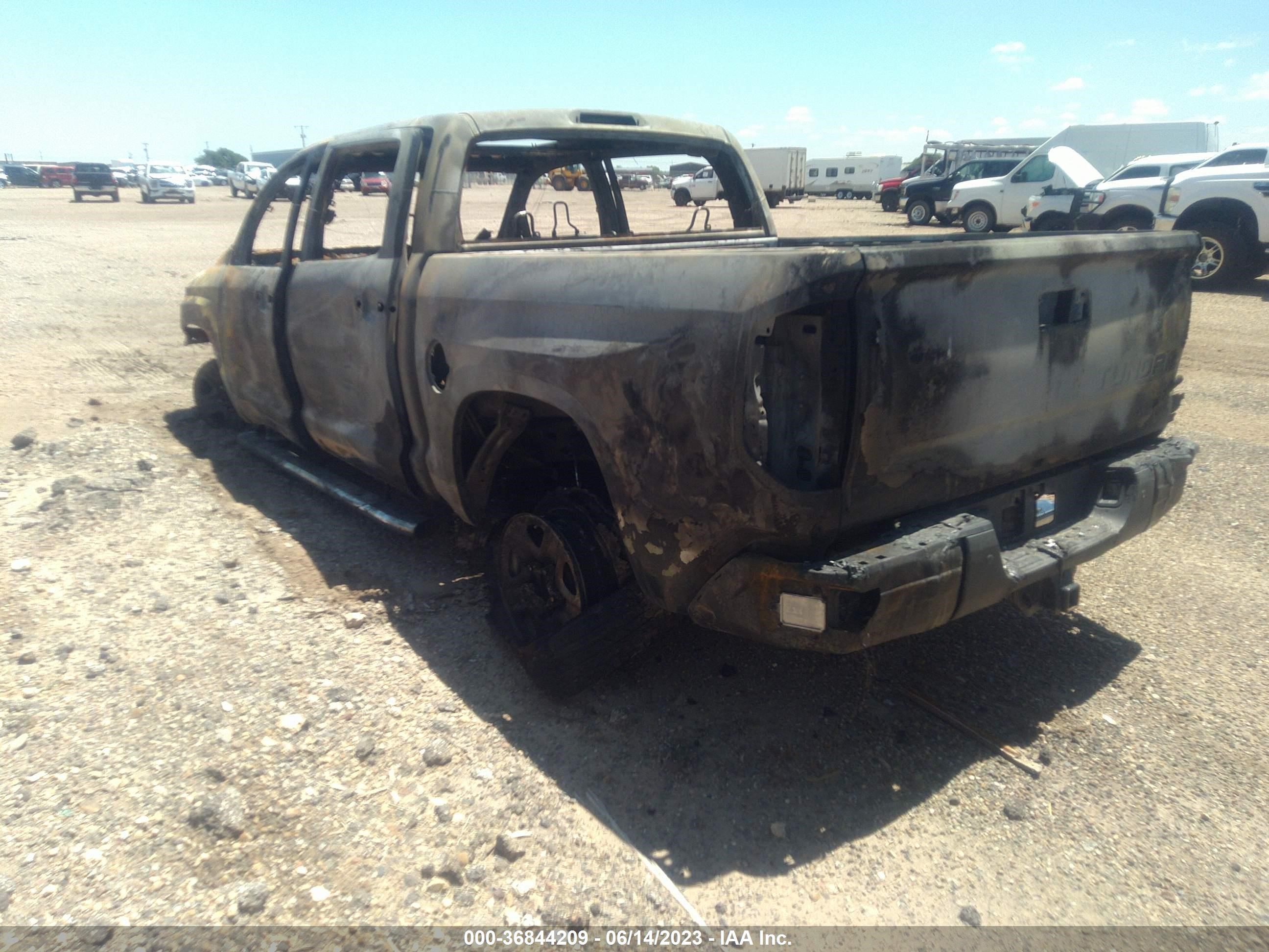 Photo 2 VIN: 5TFAW5F10GX574437 - TOYOTA TUNDRA 