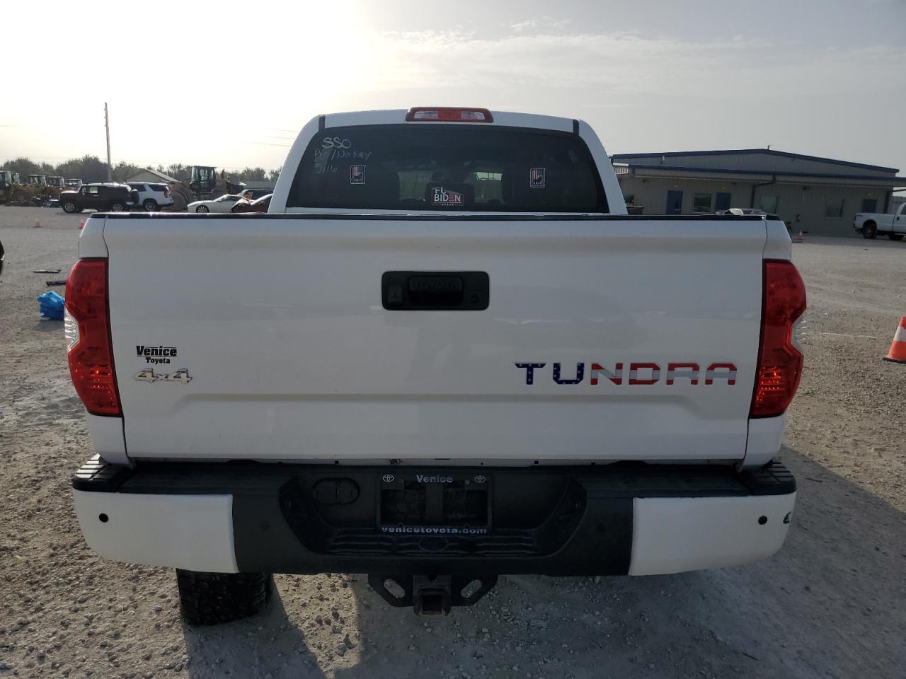 Photo 5 VIN: 5TFAW5F18JX719120 - TOYOTA TUNDRA 