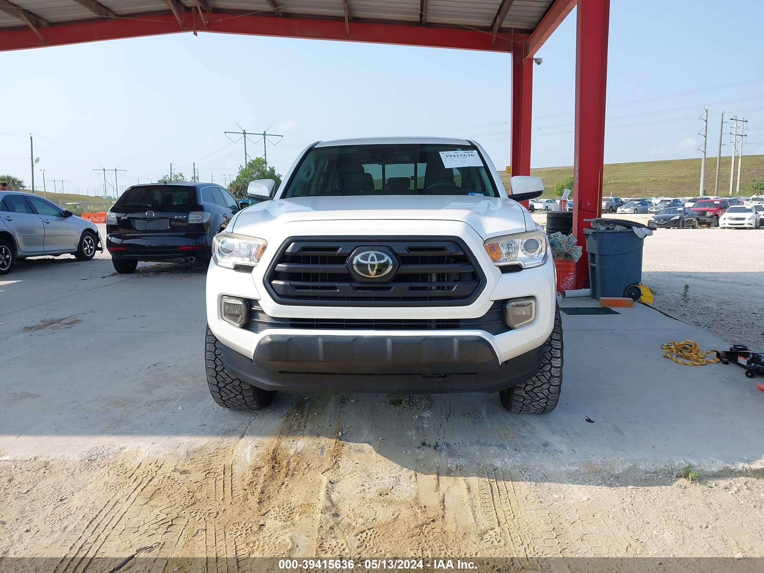 Photo 11 VIN: 5TFAX5GN4KX140836 - TOYOTA TACOMA 