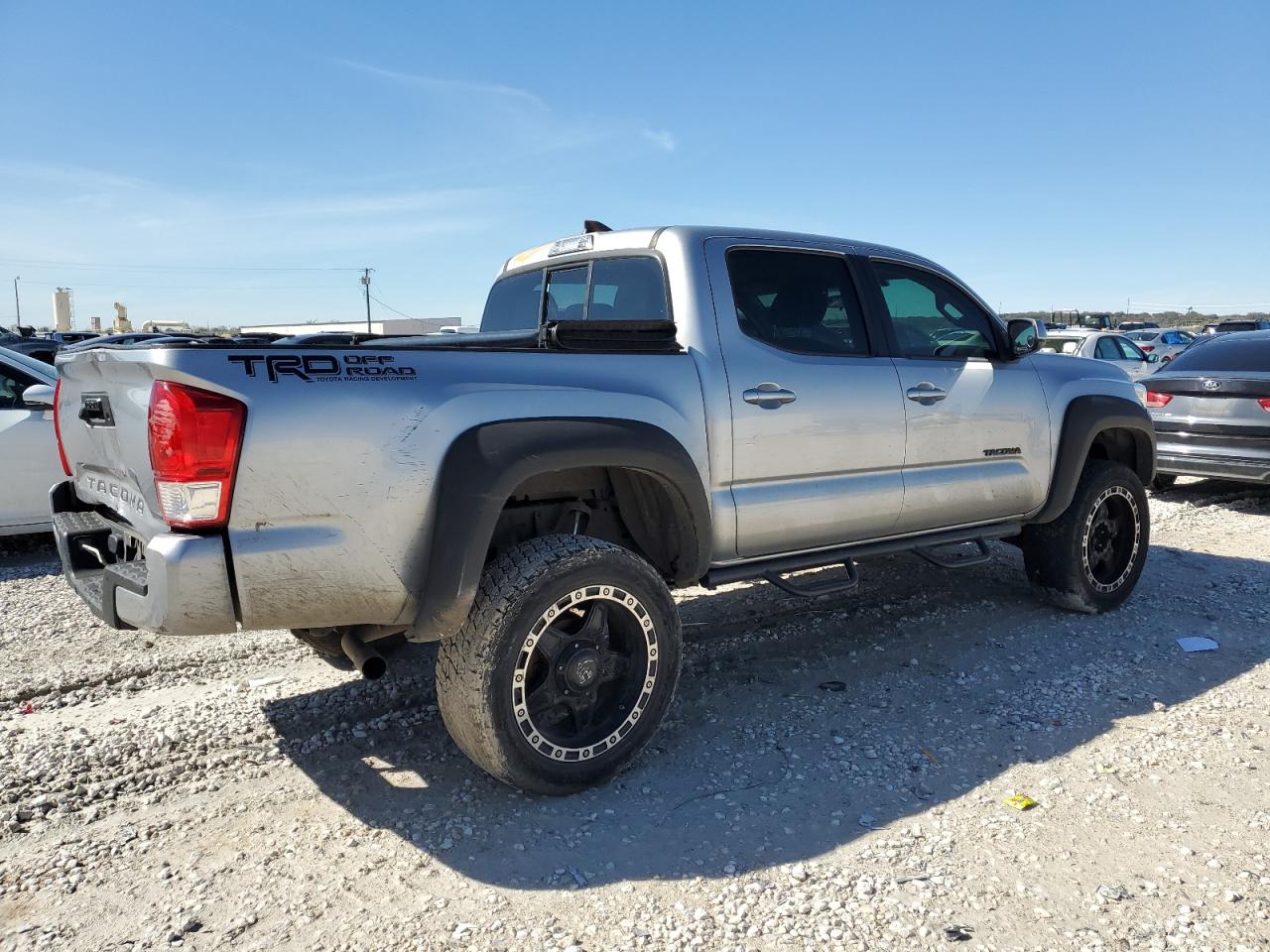 Photo 2 VIN: 5TFAX5GN6HX097352 - TOYOTA TACOMA 