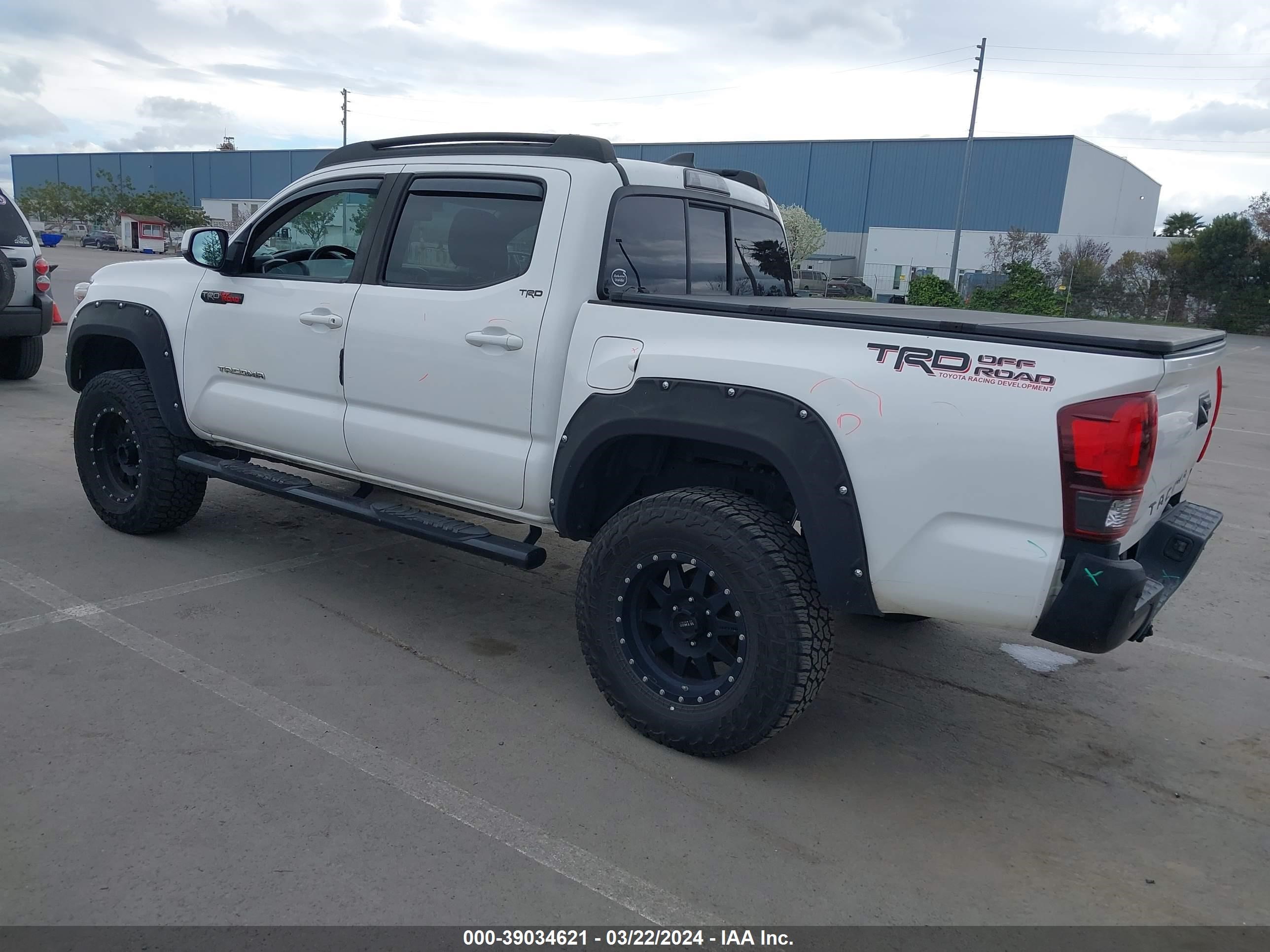 Photo 2 VIN: 5TFAX5GN7KX141592 - TOYOTA TACOMA 