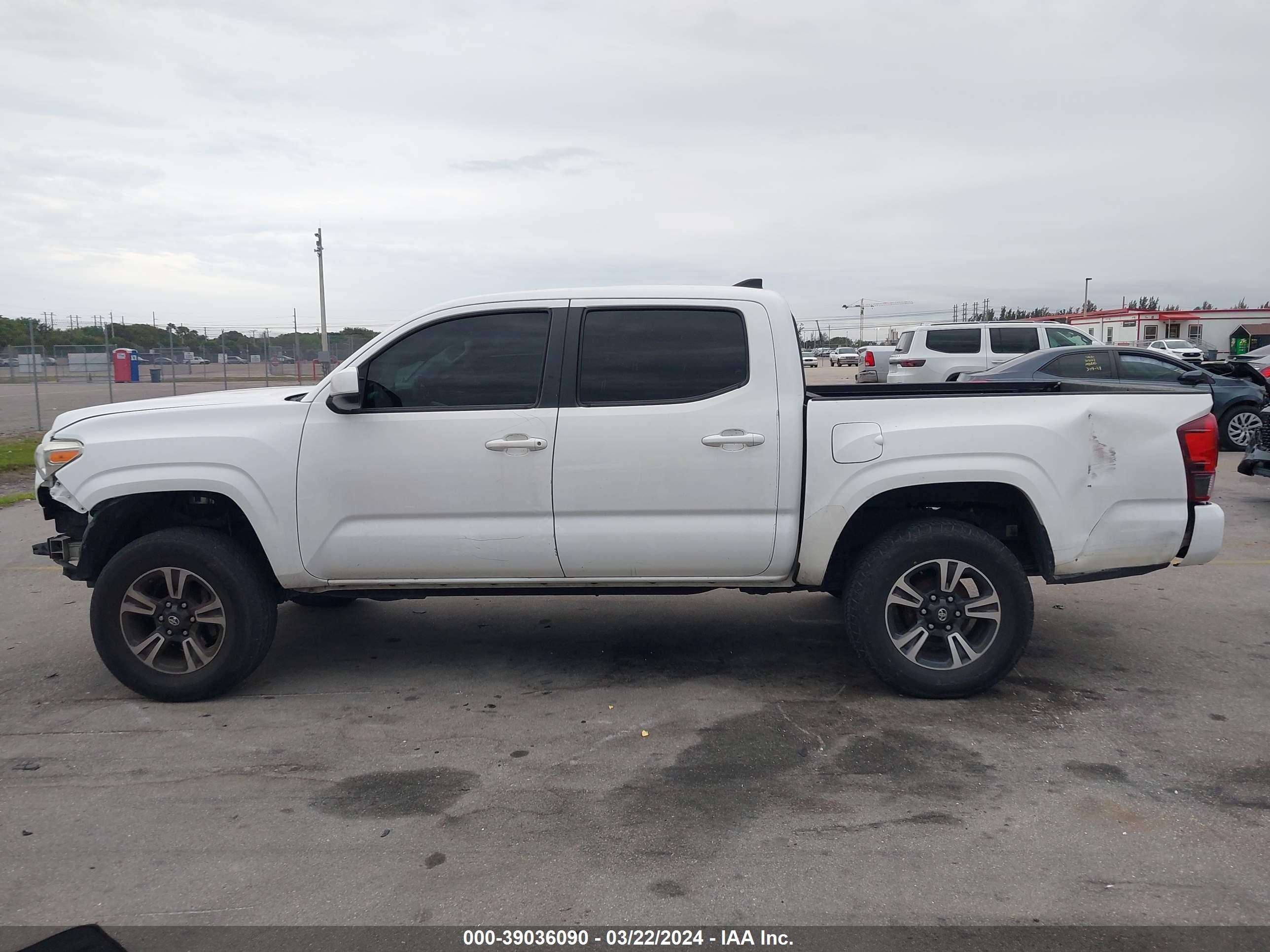 Photo 14 VIN: 5TFAX5GN8JX120846 - TOYOTA TACOMA 