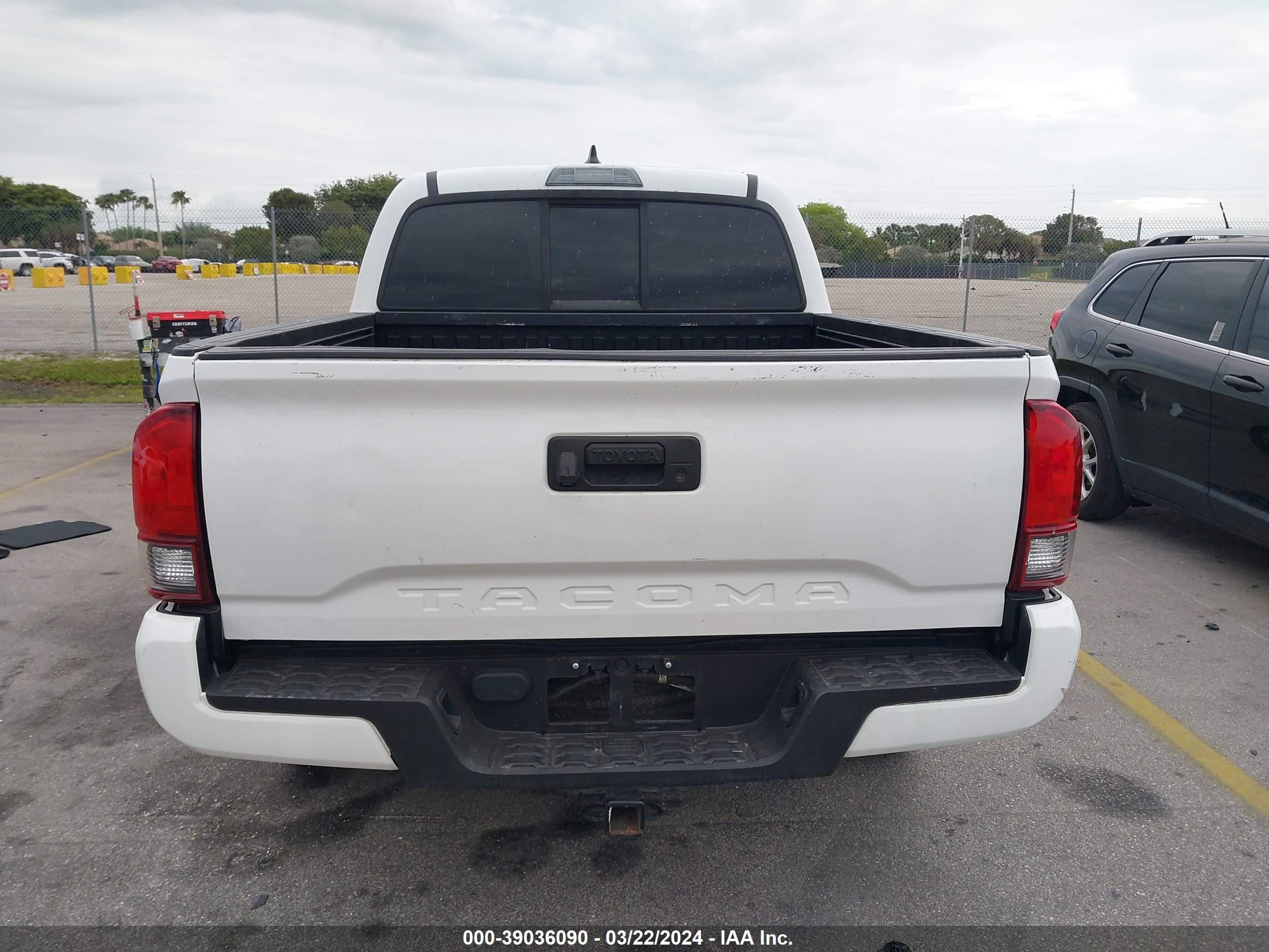 Photo 16 VIN: 5TFAX5GN8JX120846 - TOYOTA TACOMA 