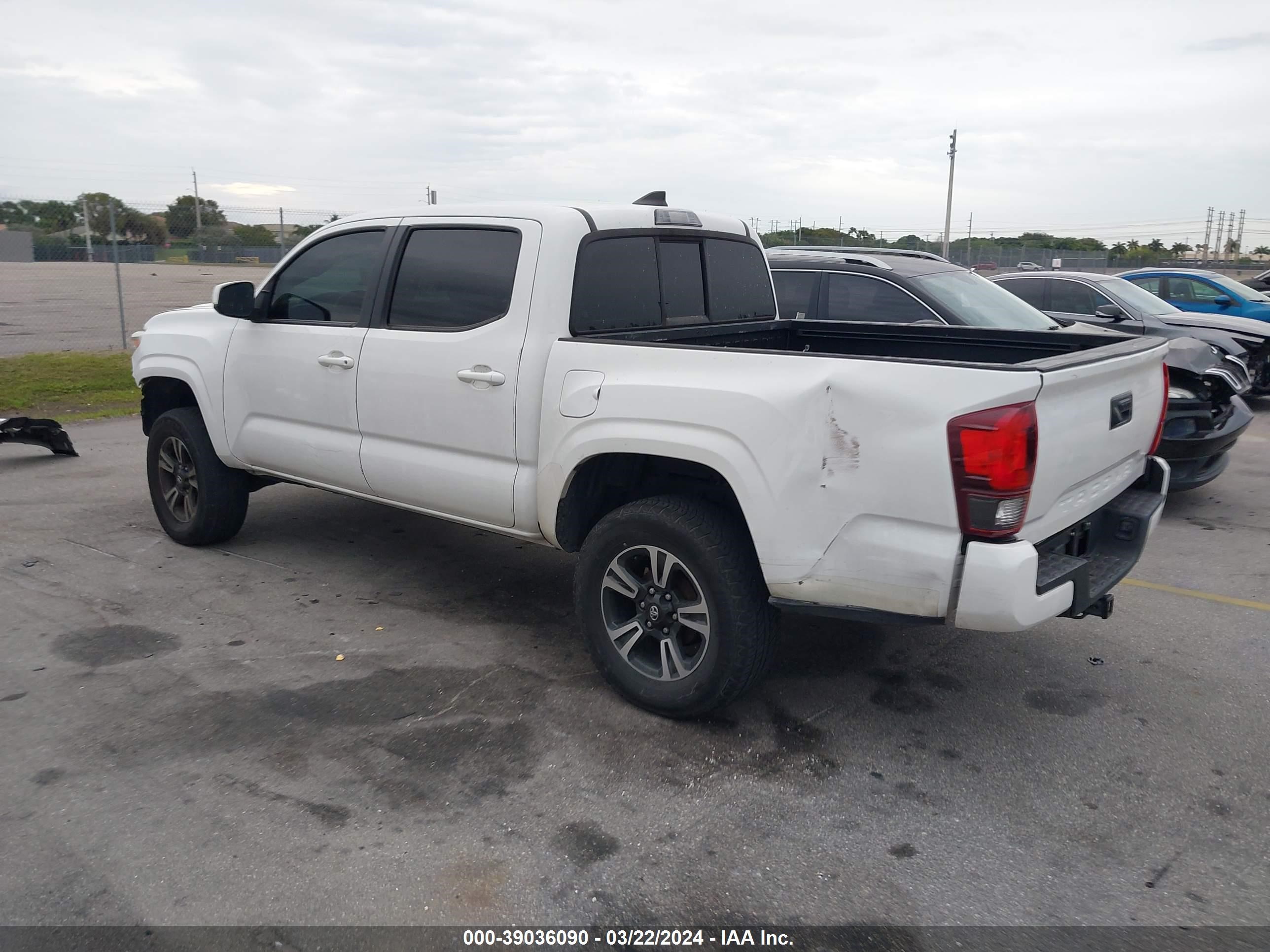 Photo 2 VIN: 5TFAX5GN8JX120846 - TOYOTA TACOMA 