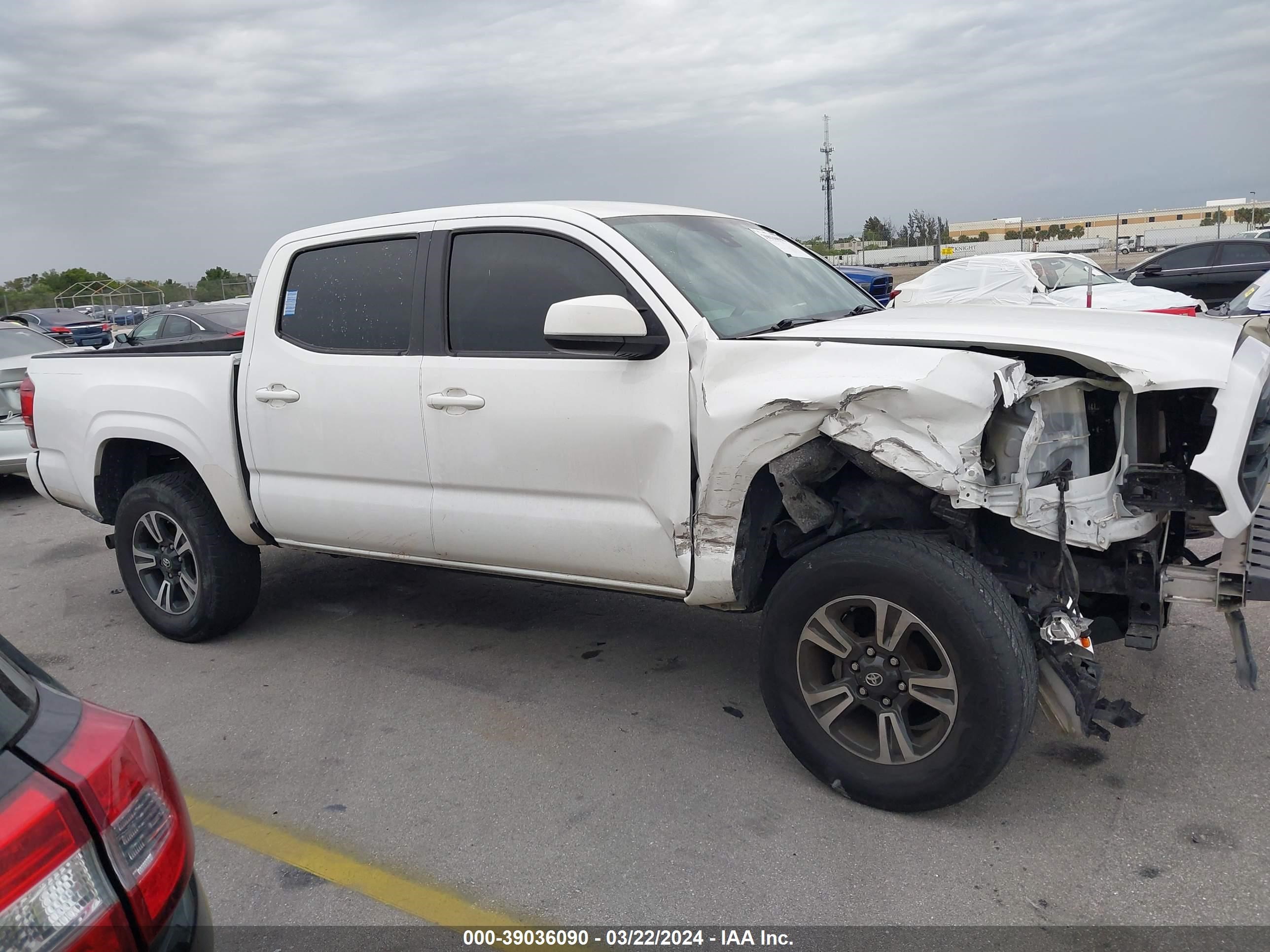 Photo 5 VIN: 5TFAX5GN8JX120846 - TOYOTA TACOMA 