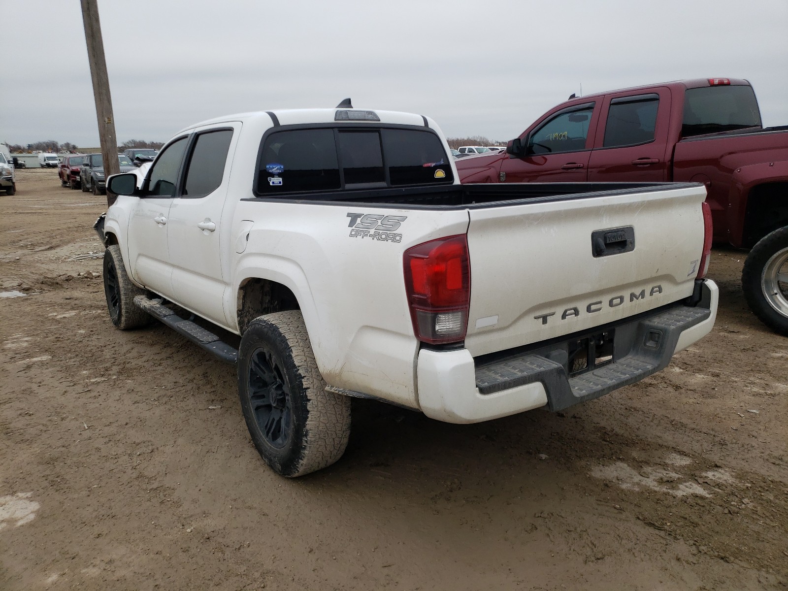 Photo 2 VIN: 5TFAX5GN8KX137924 - TOYOTA TACOMA DOU 