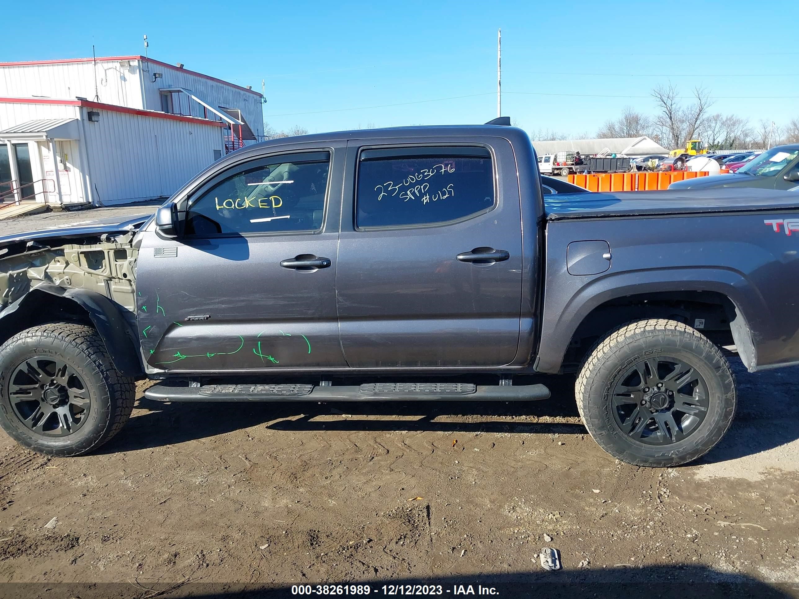 Photo 13 VIN: 5TFAX5GN9JX126252 - TOYOTA TACOMA 