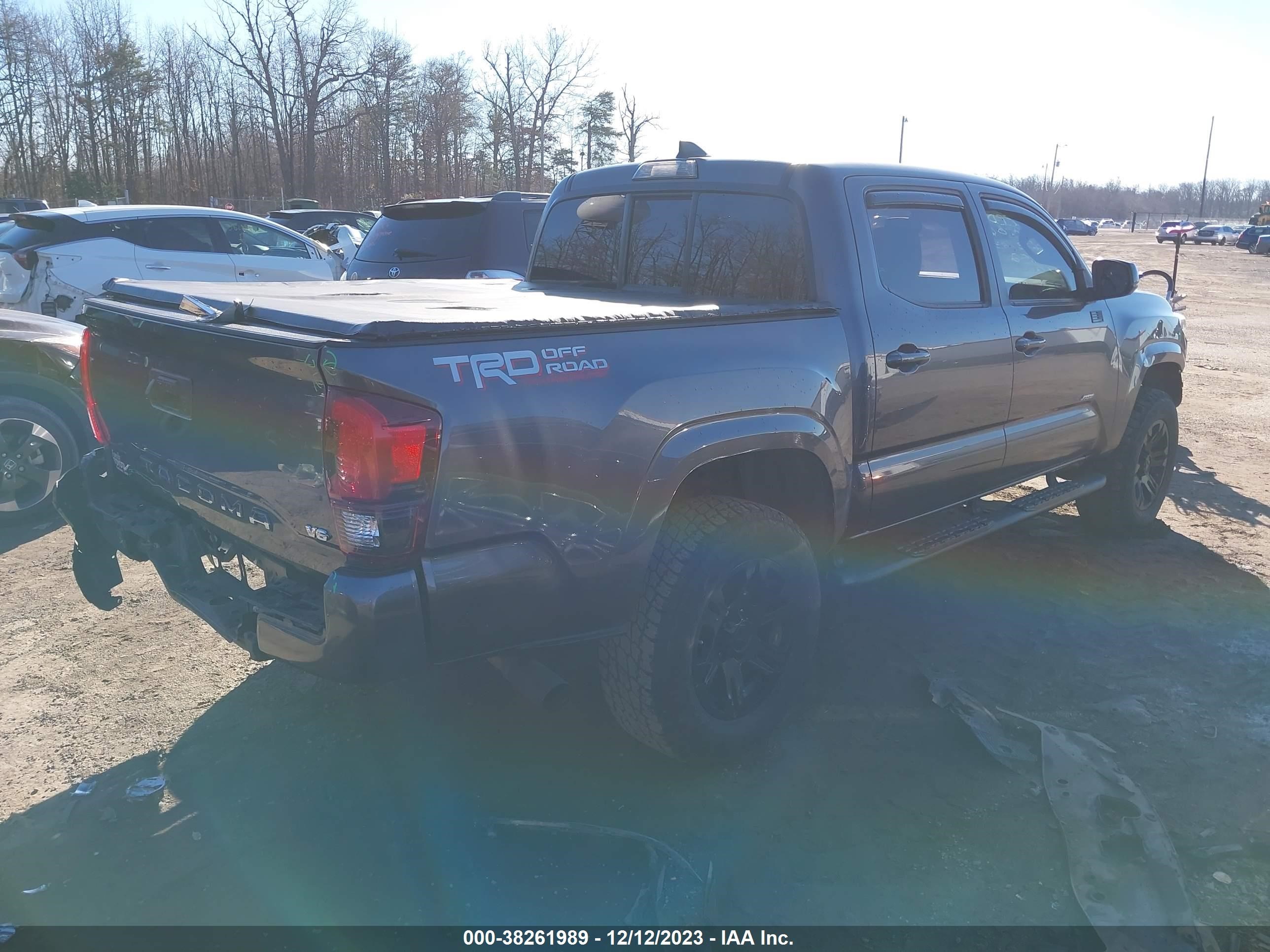 Photo 3 VIN: 5TFAX5GN9JX126252 - TOYOTA TACOMA 