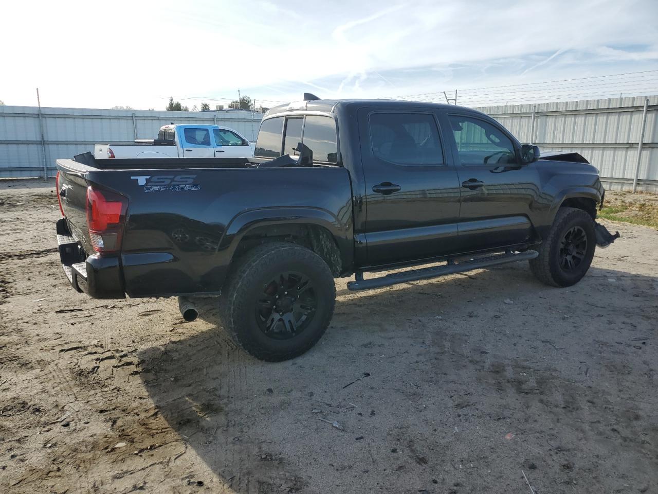 Photo 2 VIN: 5TFAX5GN9JX128065 - TOYOTA TACOMA 