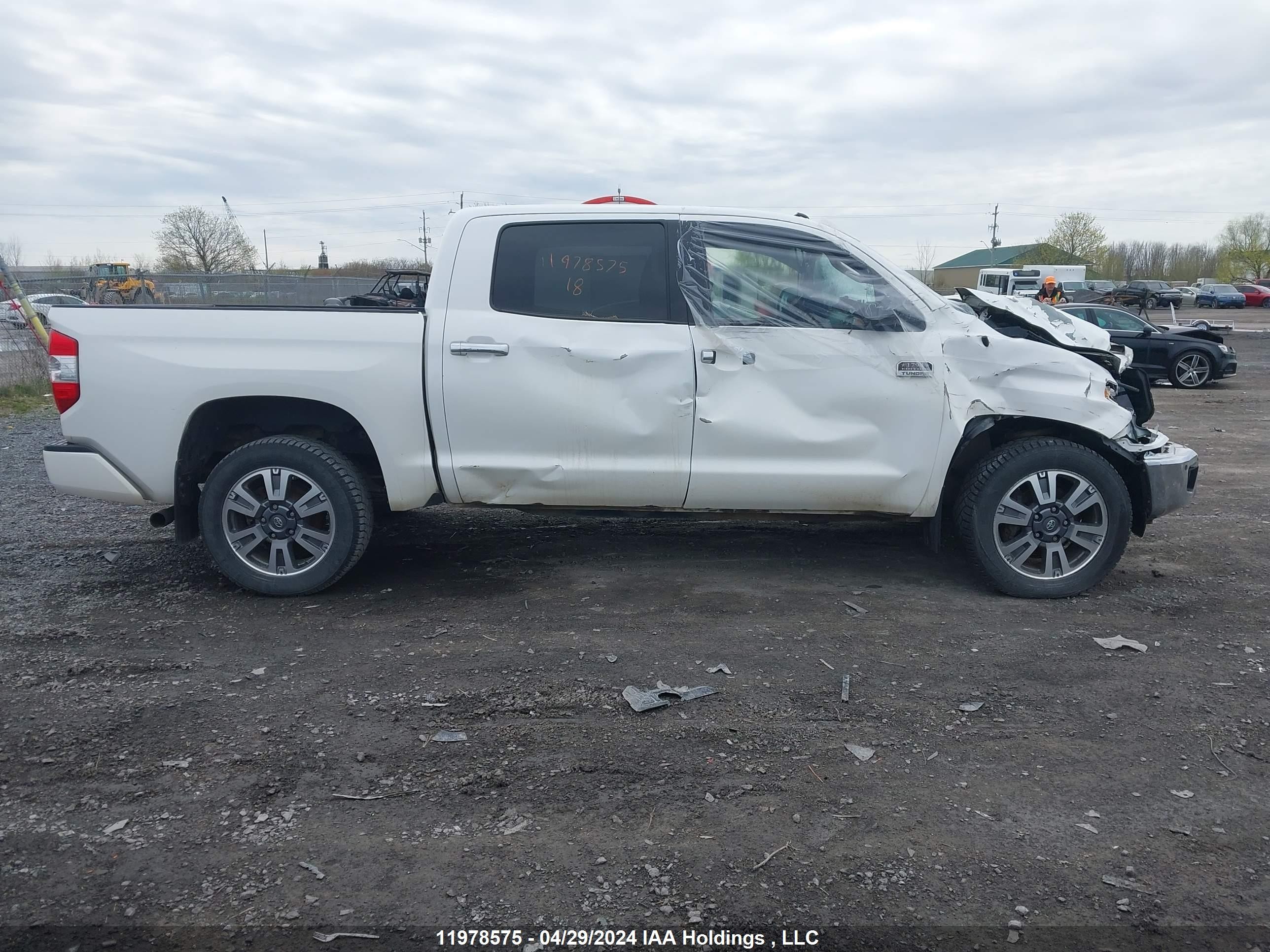 Photo 13 VIN: 5TFAY5F13JX682052 - TOYOTA TUNDRA 