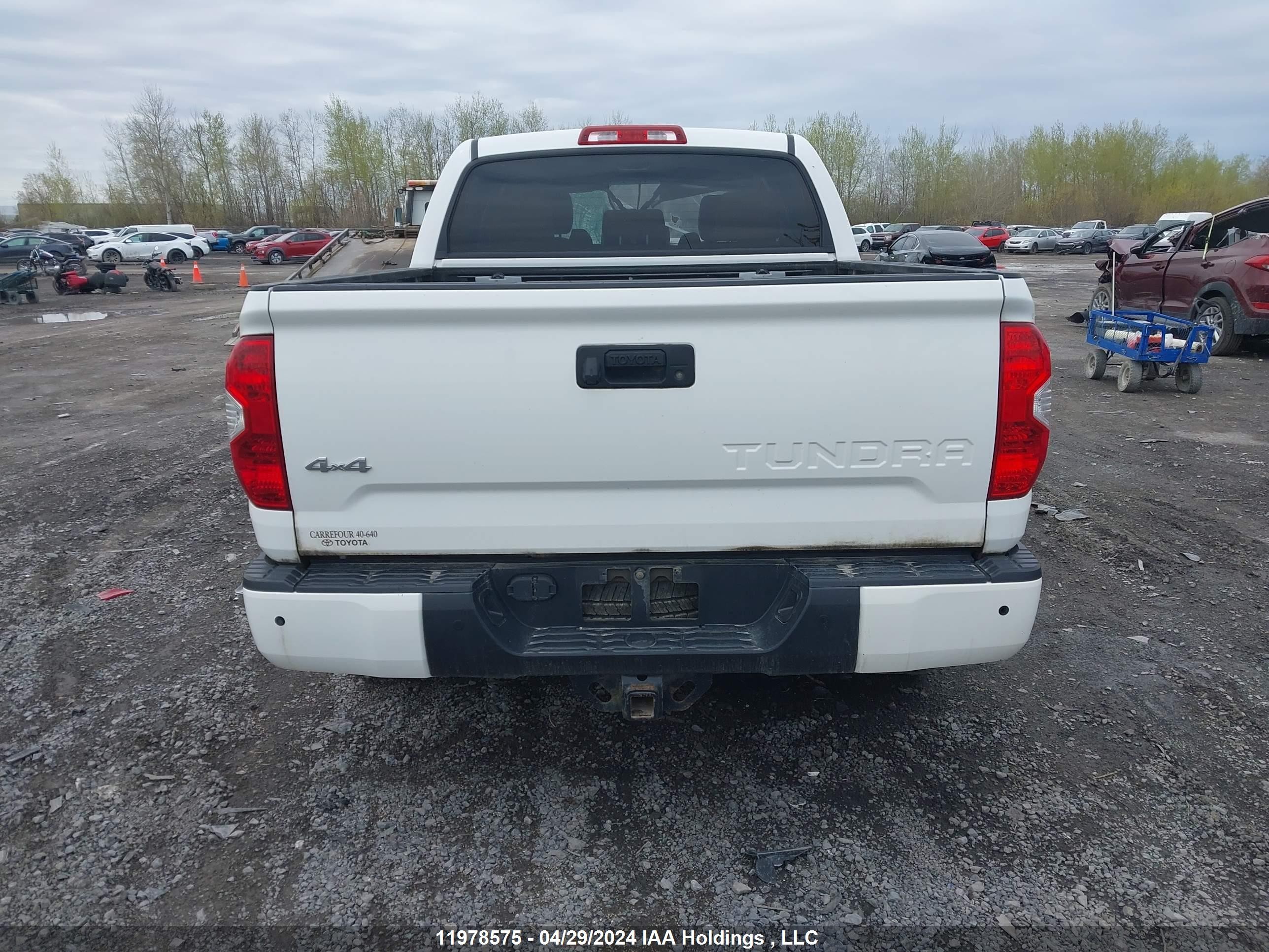 Photo 16 VIN: 5TFAY5F13JX682052 - TOYOTA TUNDRA 