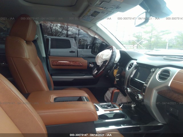 Photo 4 VIN: 5TFAY5F13MX974935 - TOYOTA TUNDRA 4WD 