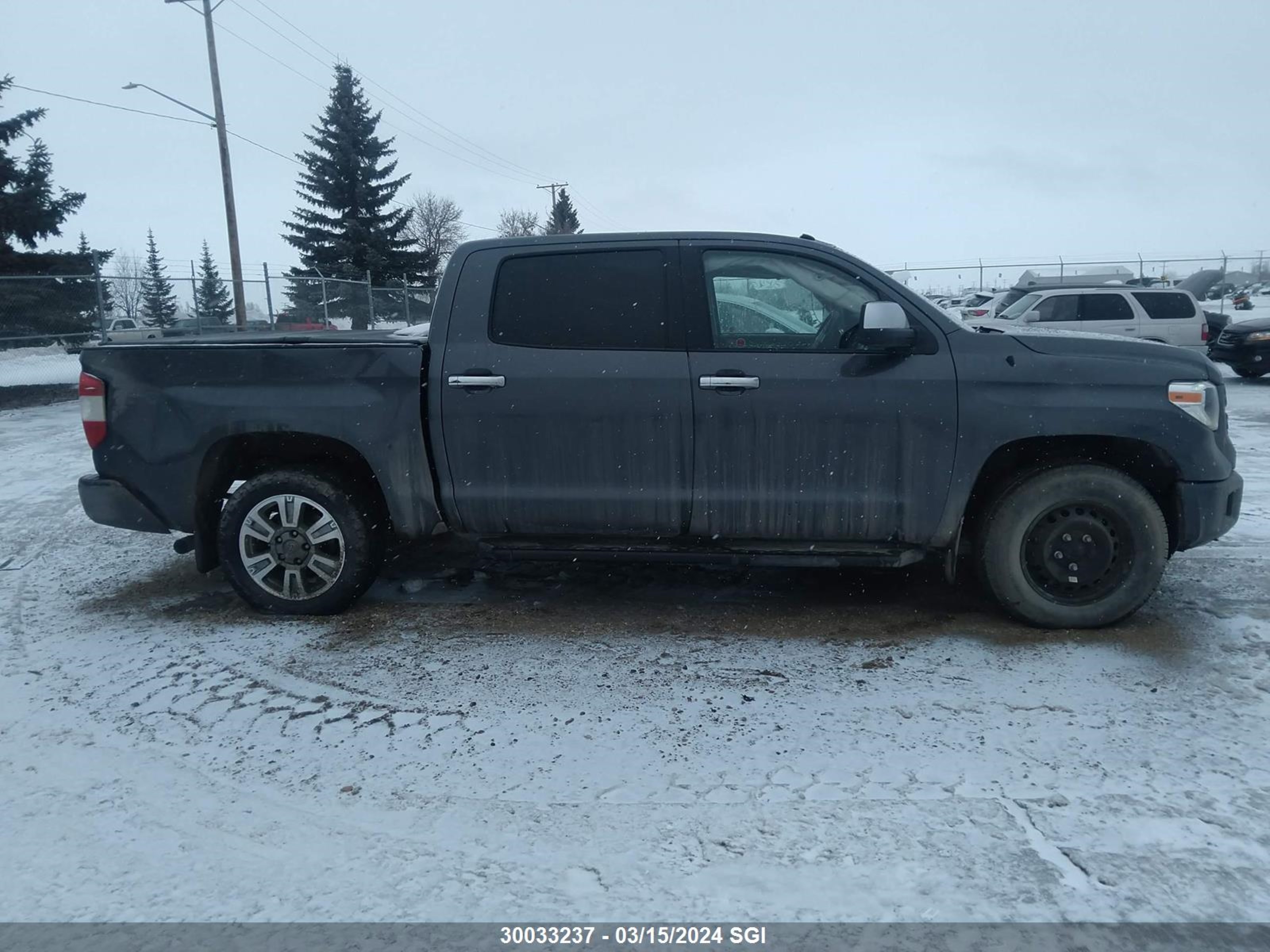 Photo 12 VIN: 5TFAY5F19JX738401 - TOYOTA TUNDRA 