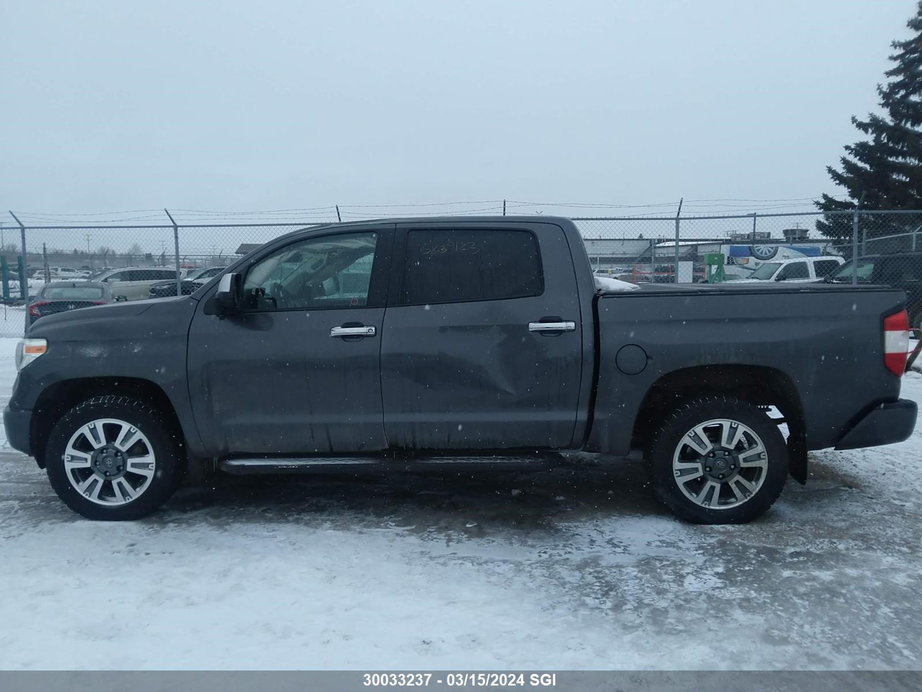 Photo 13 VIN: 5TFAY5F19JX738401 - TOYOTA TUNDRA 