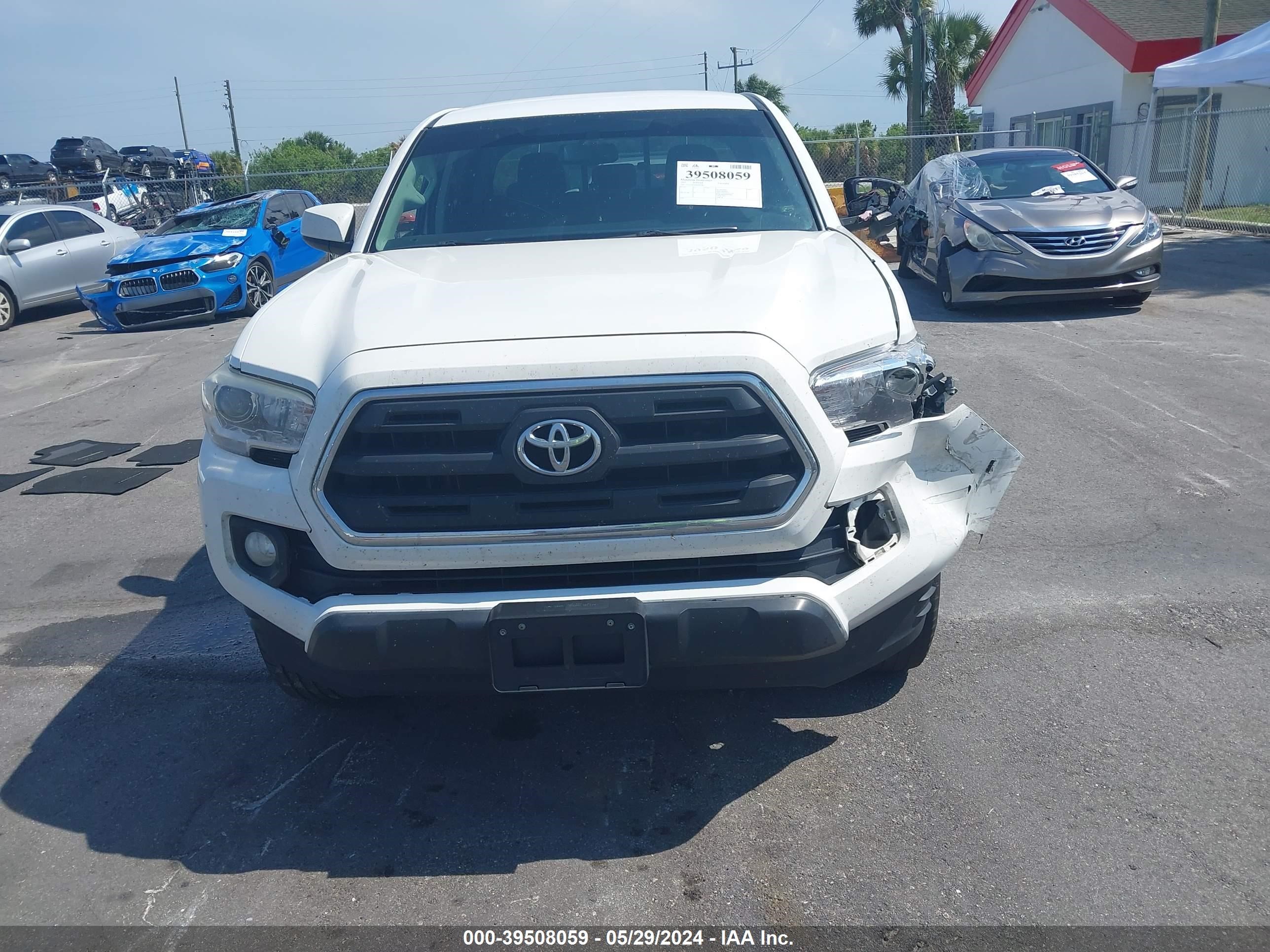 Photo 11 VIN: 5TFAZ5CN0HX043982 - TOYOTA TACOMA 