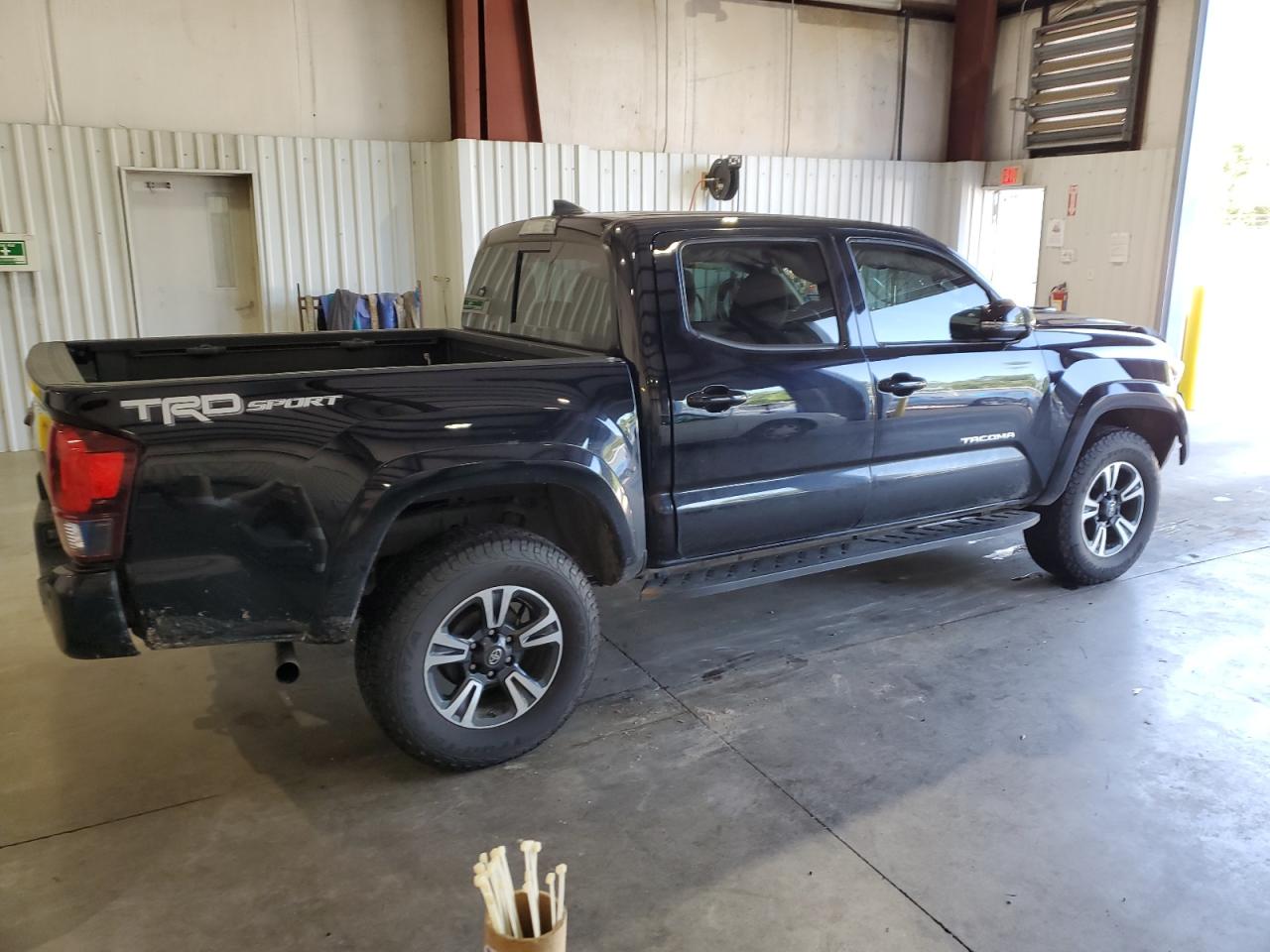 Photo 2 VIN: 5TFAZ5CN2KX082127 - TOYOTA TACOMA 