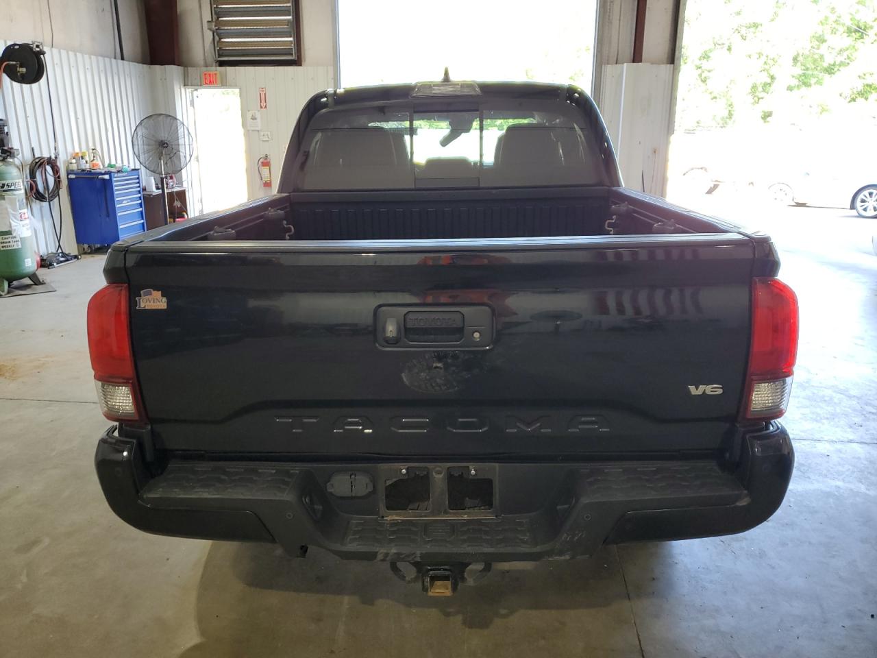 Photo 5 VIN: 5TFAZ5CN2KX082127 - TOYOTA TACOMA 