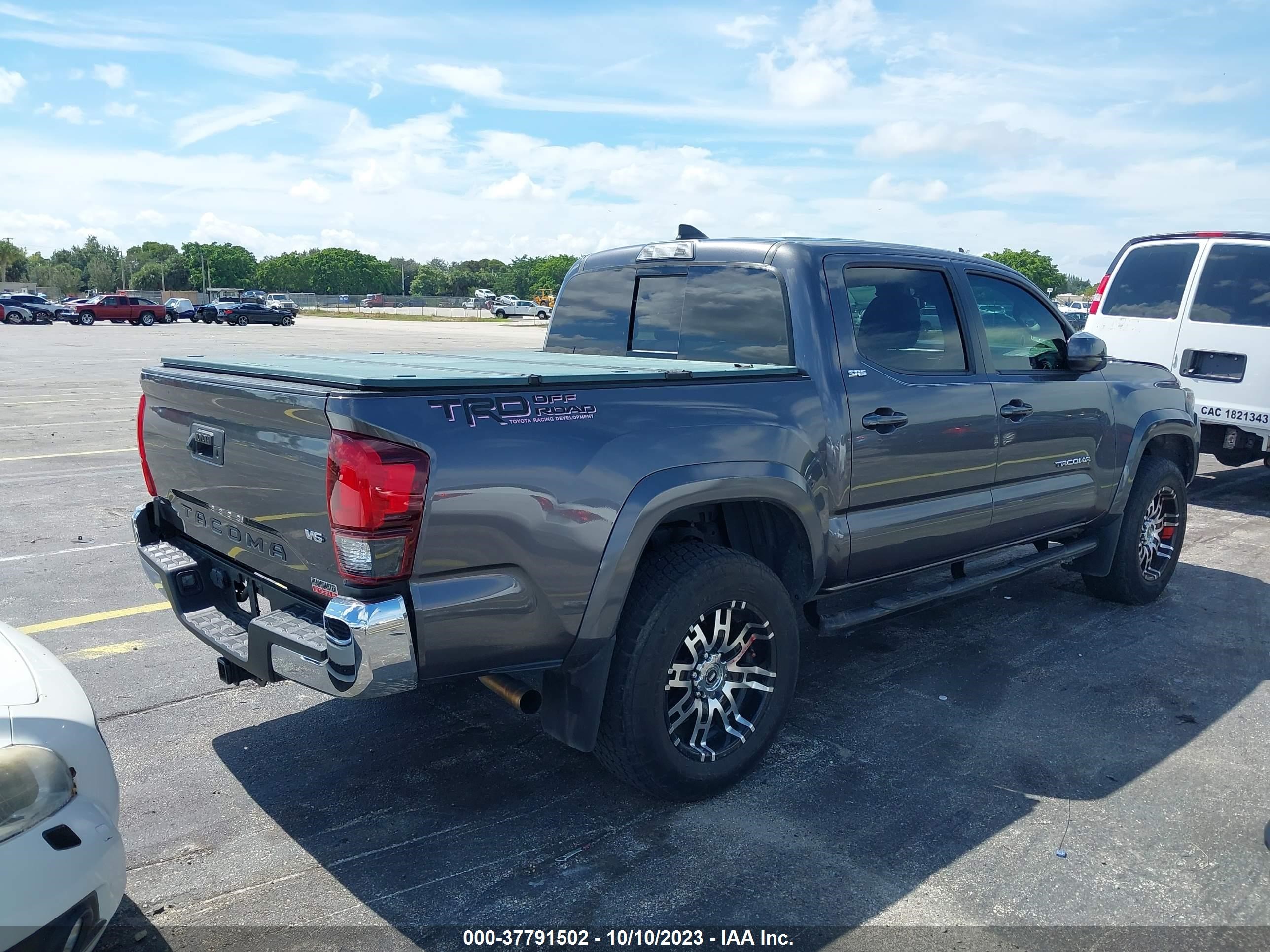 Photo 3 VIN: 5TFAZ5CN4JX058958 - TOYOTA TACOMA 